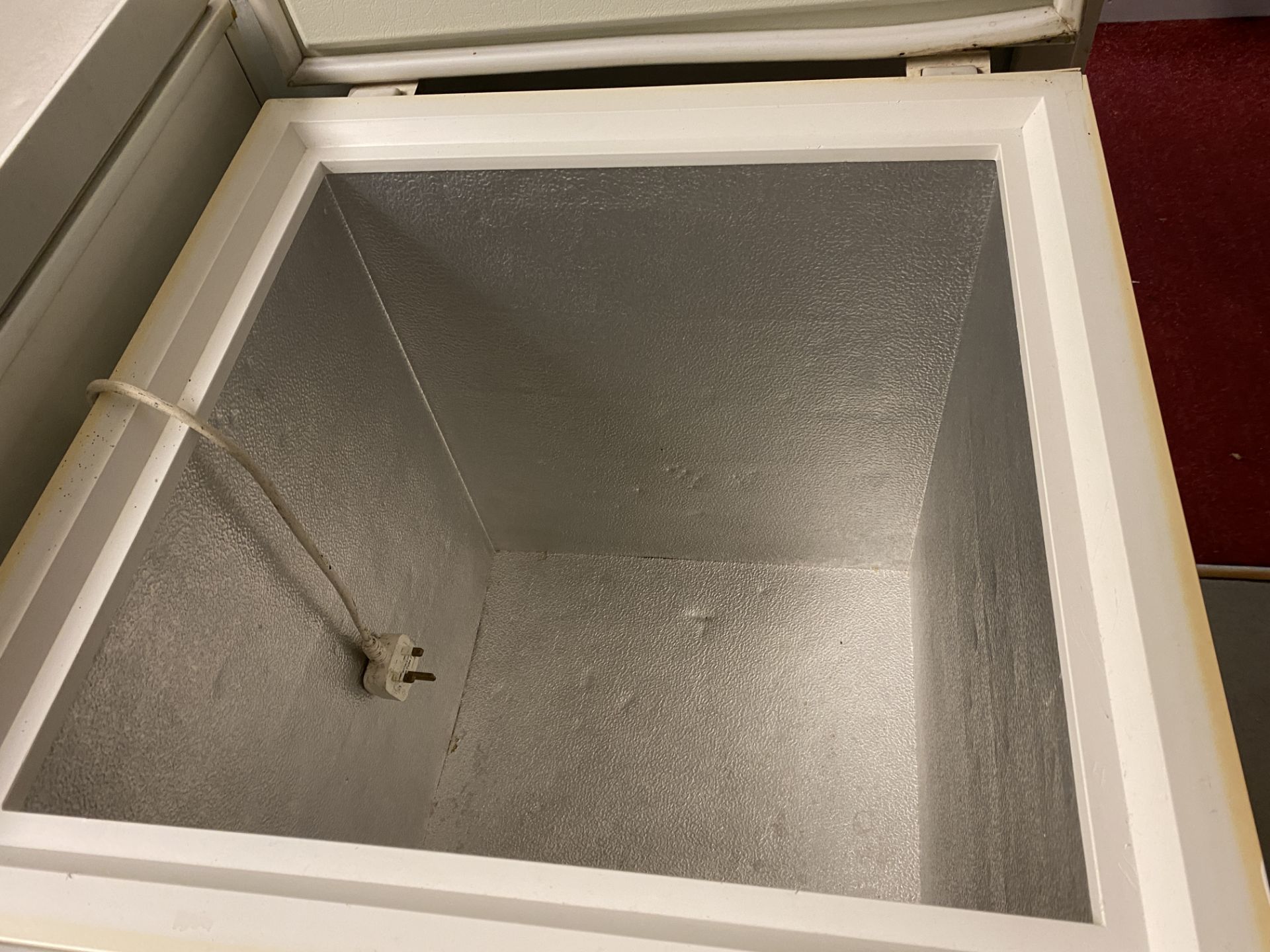 Whirlpool Small Chest Freezer - Image 4 of 5