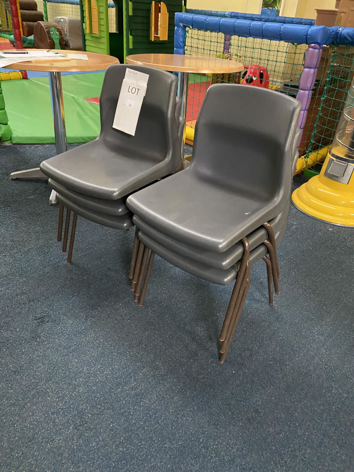 6x Small Plastic Children's Chairs - Image 4 of 4