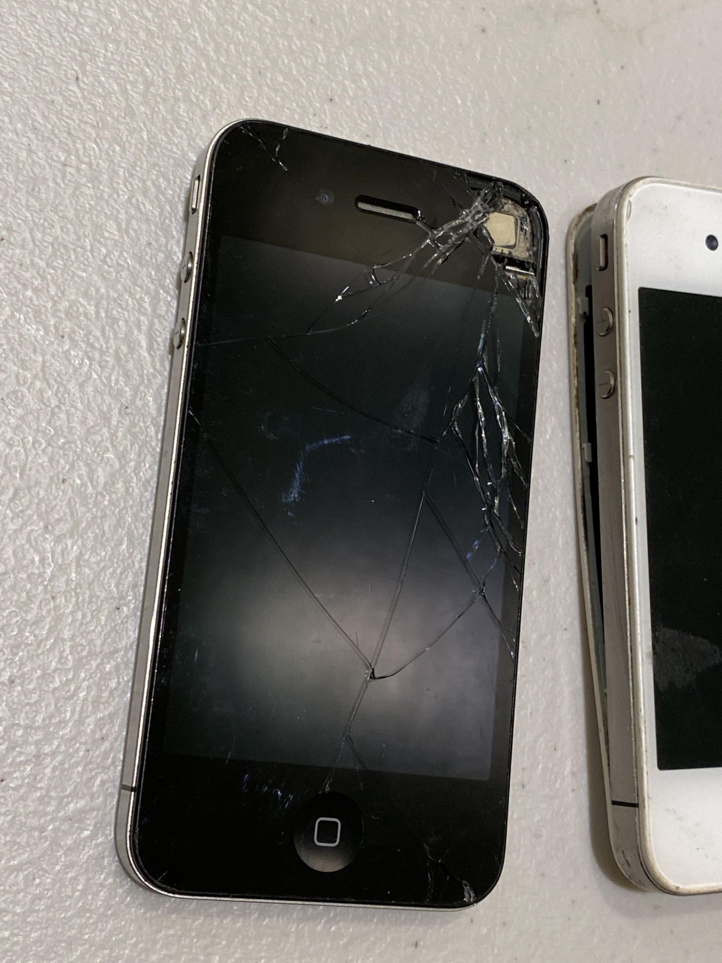 2 Apple Iphones - Both Damaged Cracked Screens and Cracked Rear Covers - Image 3 of 7