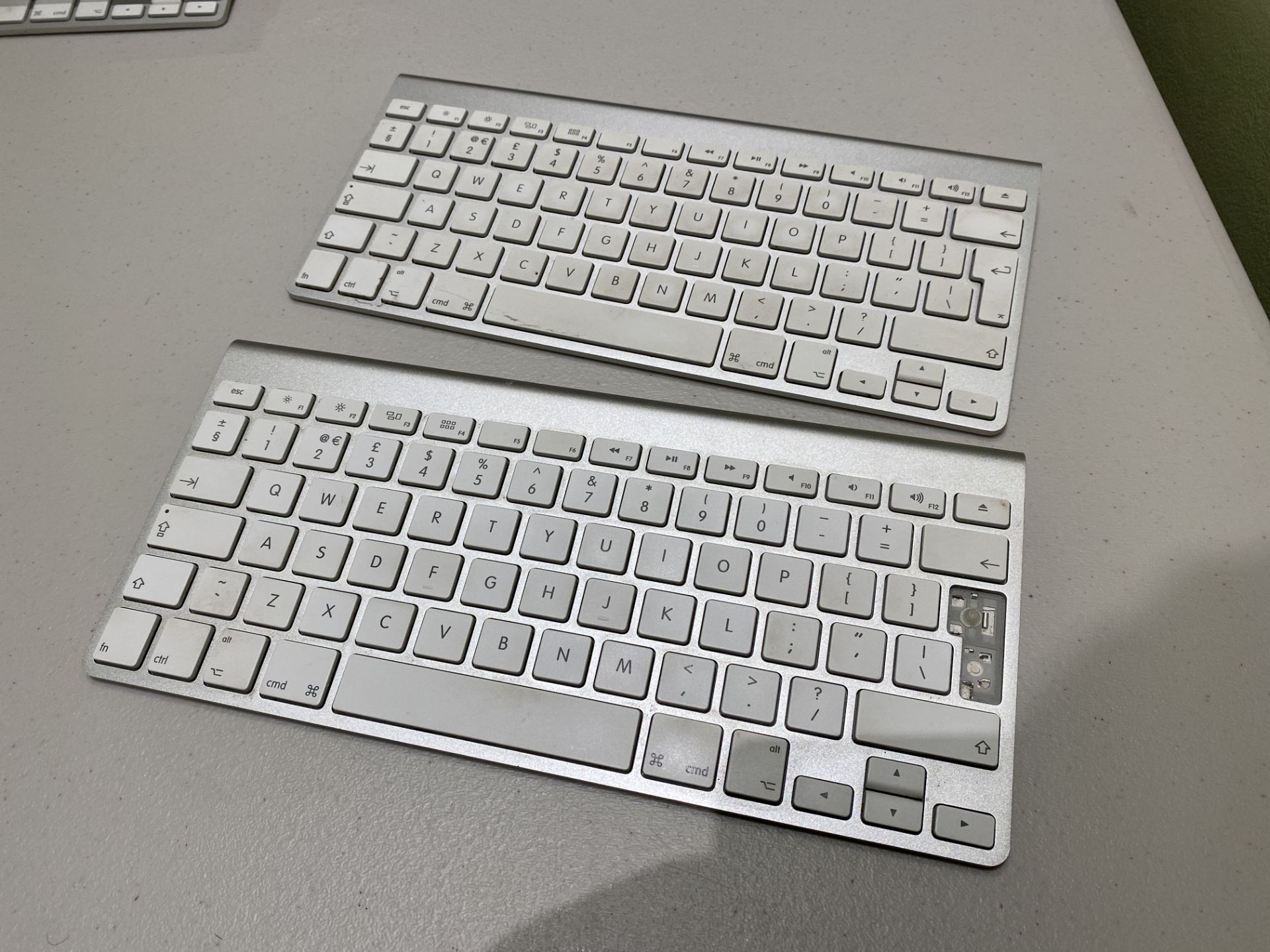 2:Apple Bluetooth Wireless Keyboards Silver/White - One Has Key Missing and Cap to Battery - Image 4 of 8