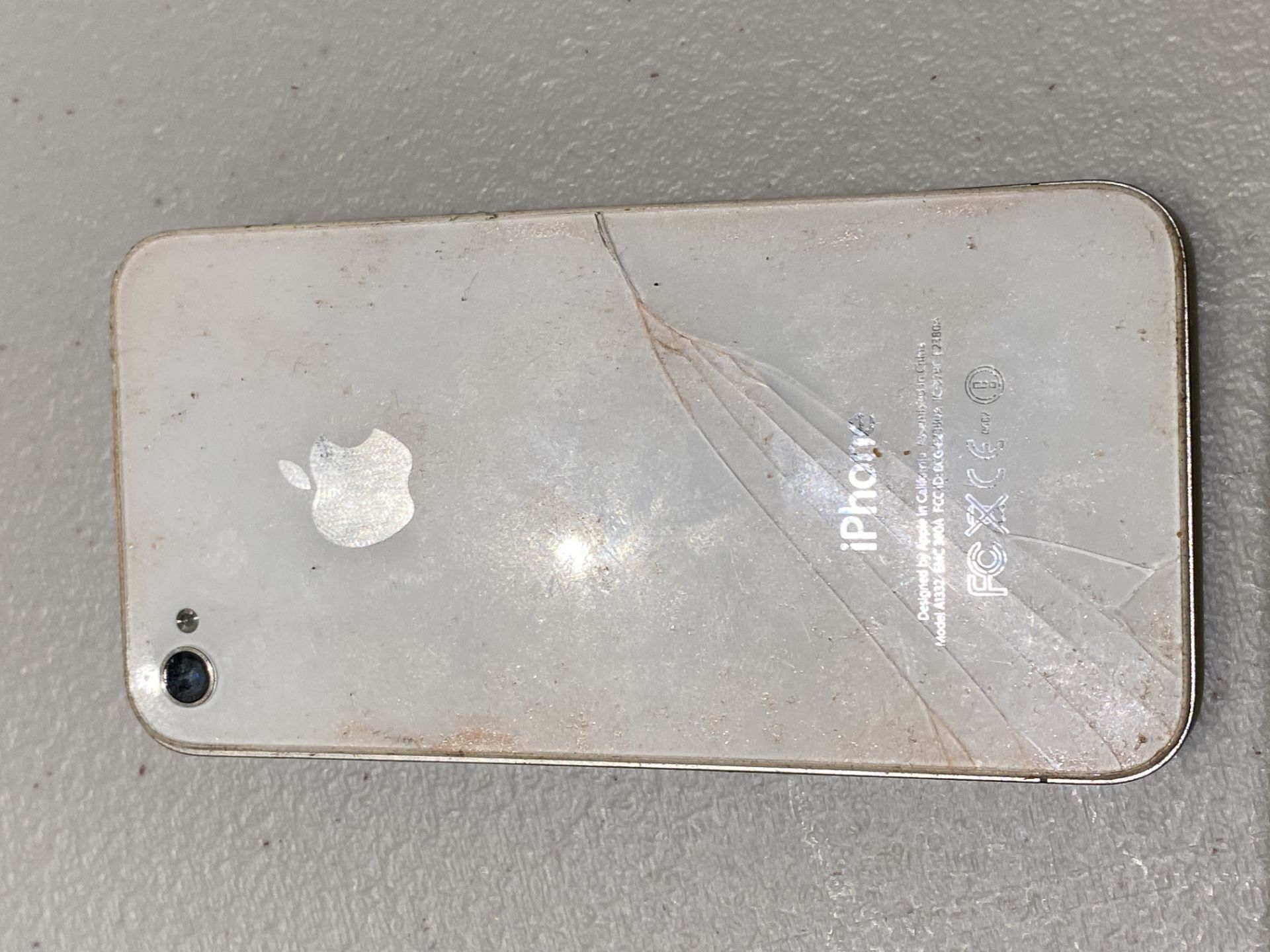 2 Apple Iphones - Both Damaged Cracked Screens and Cracked Rear Covers - Image 6 of 7