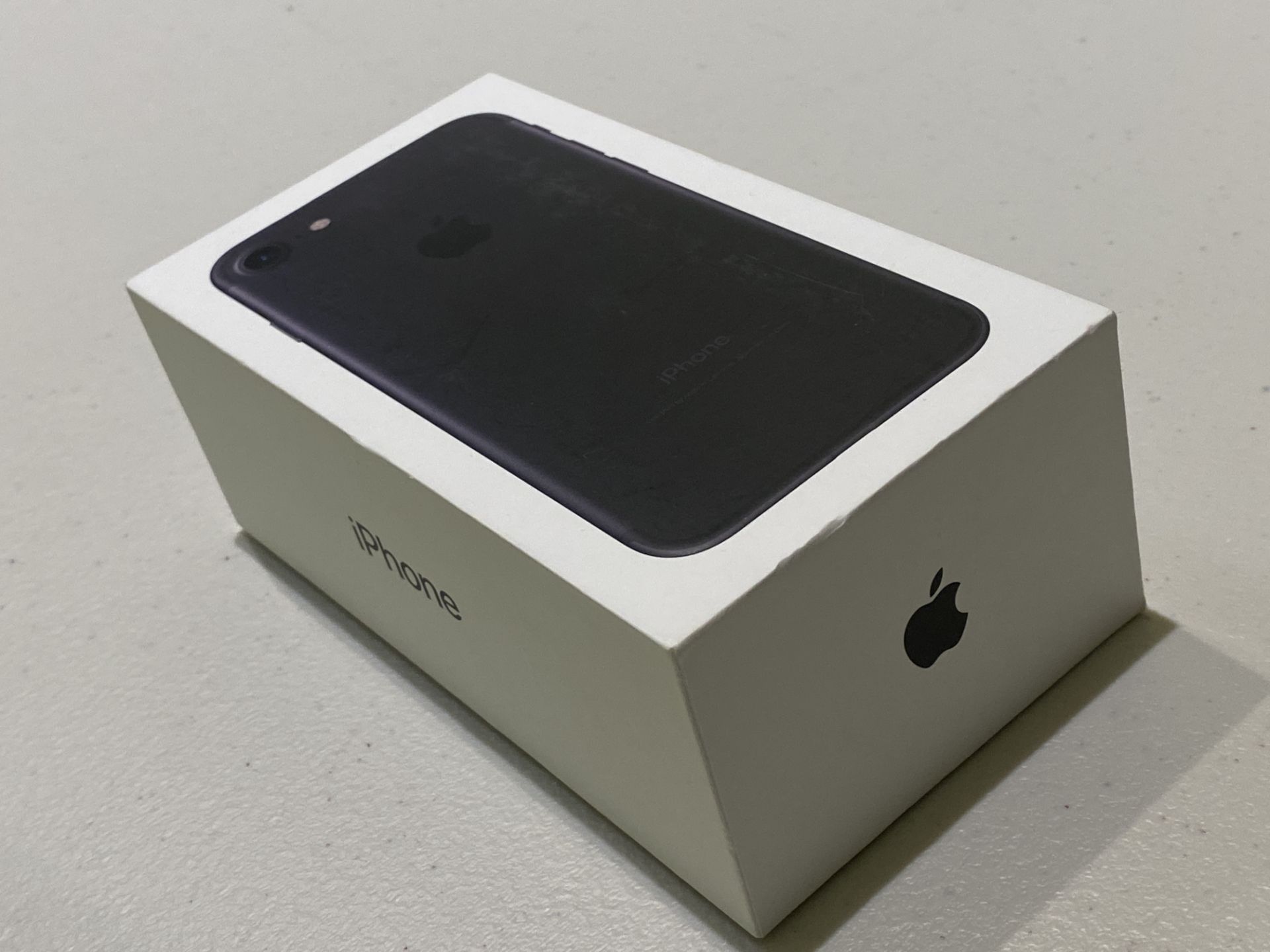 Apple Iphone 7 - 32 GB - Black, In Original Box with No Charger or Cables, Factory Reset, Ready for - Image 10 of 11