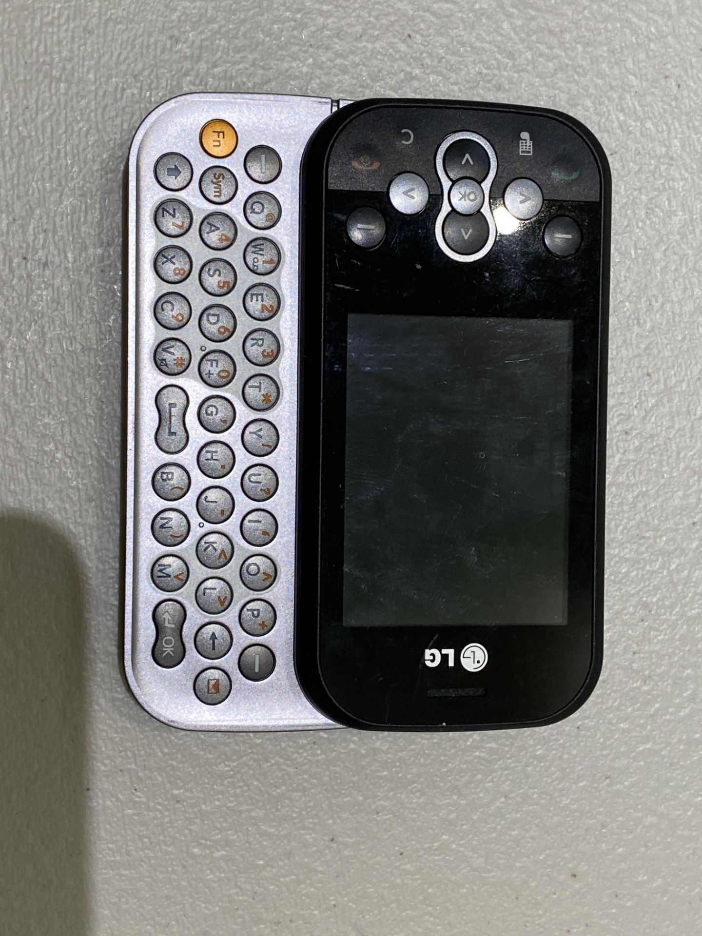 LG Mobile Phone with Extending Keyboard - No charger - Image 3 of 5