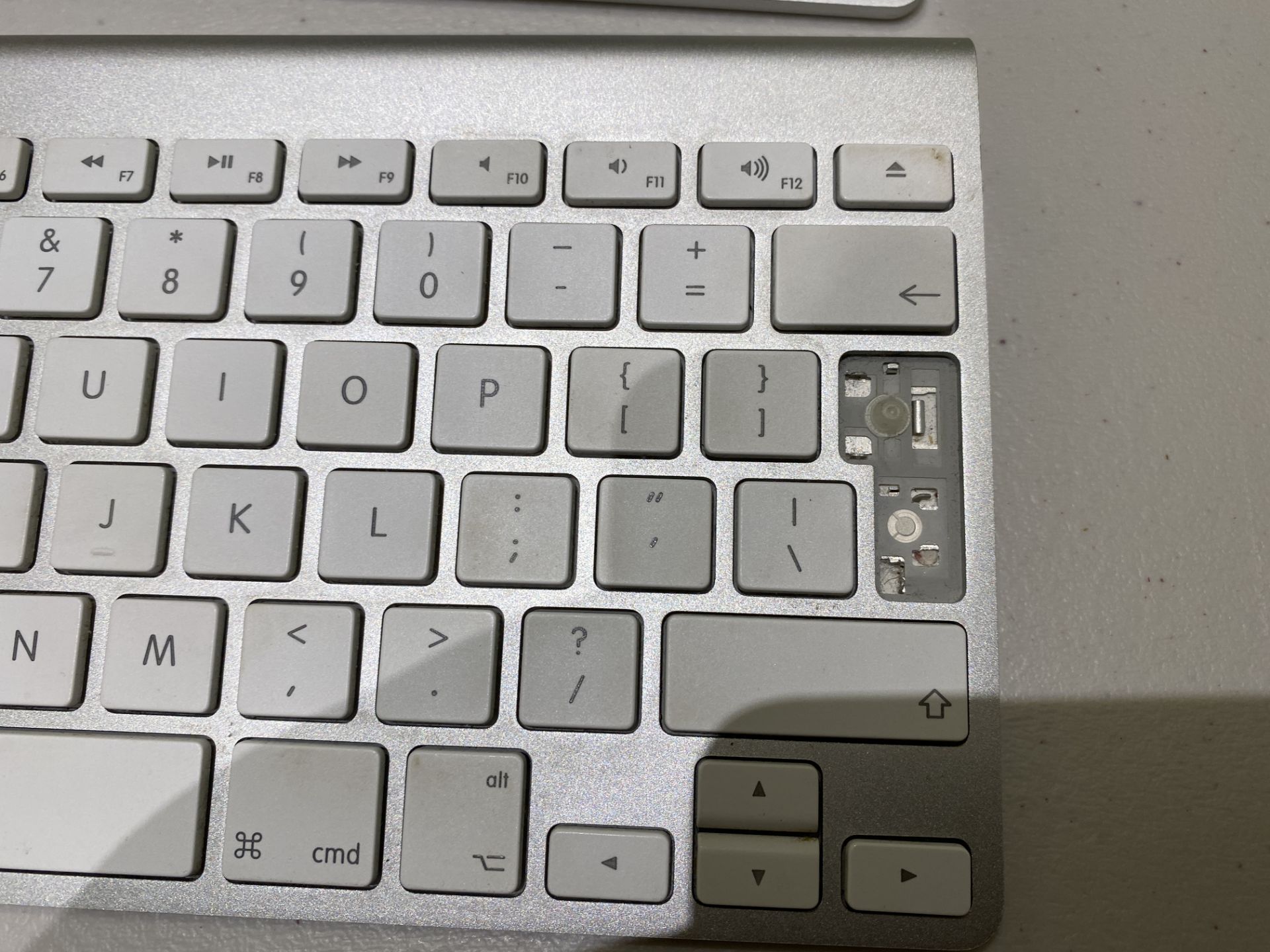 2:Apple Bluetooth Wireless Keyboards Silver/White - One Has Key Missing and Cap to Battery - Image 5 of 8