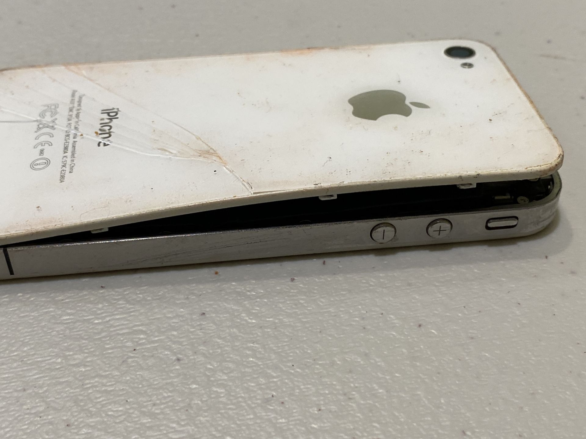 2 Apple Iphones - Both Damaged Cracked Screens and Cracked Rear Covers - Image 5 of 7