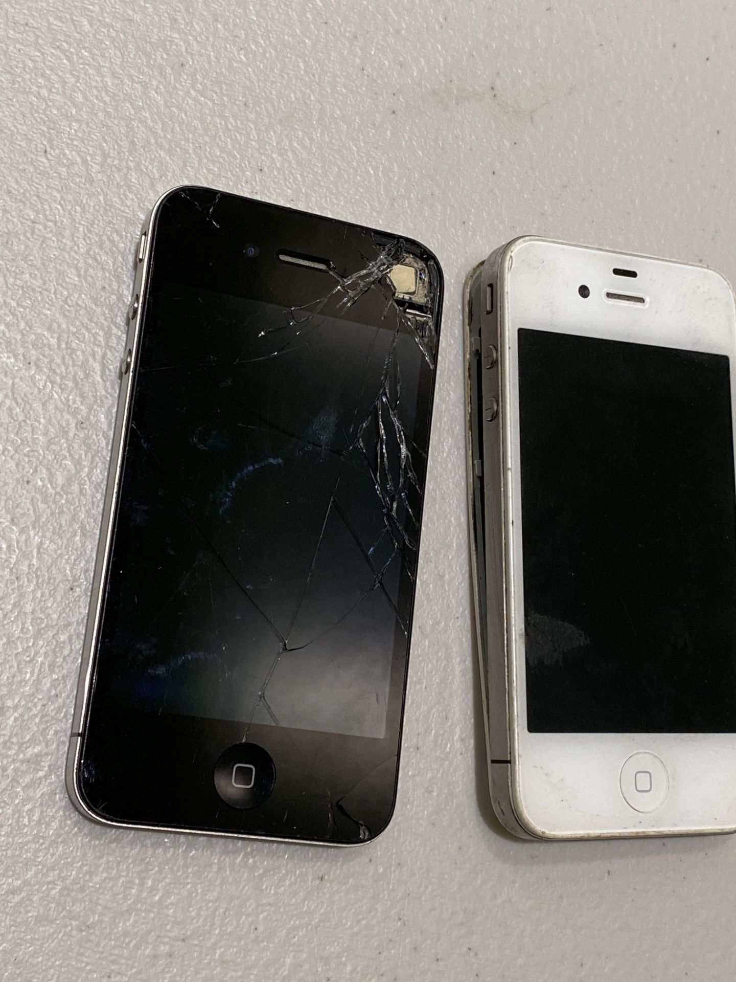 2 Apple Iphones - Both Damaged Cracked Screens and Cracked Rear Covers - Image 2 of 7