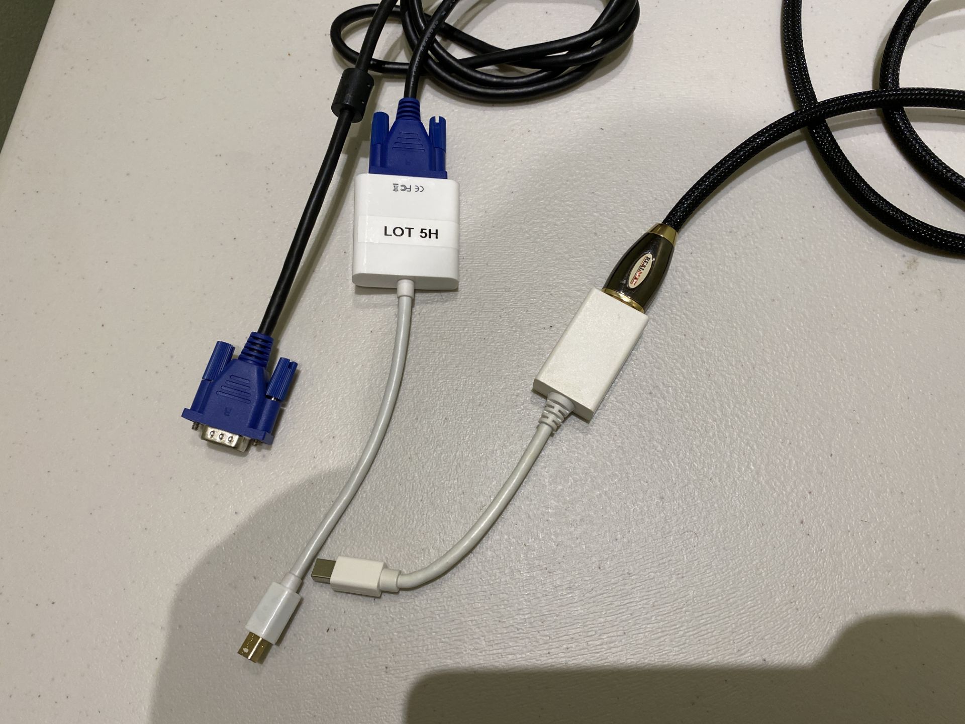 Apple Mini Display Port DP to VGA Adapter Converter with VGA Cable and Apple Mini Display Port DP to