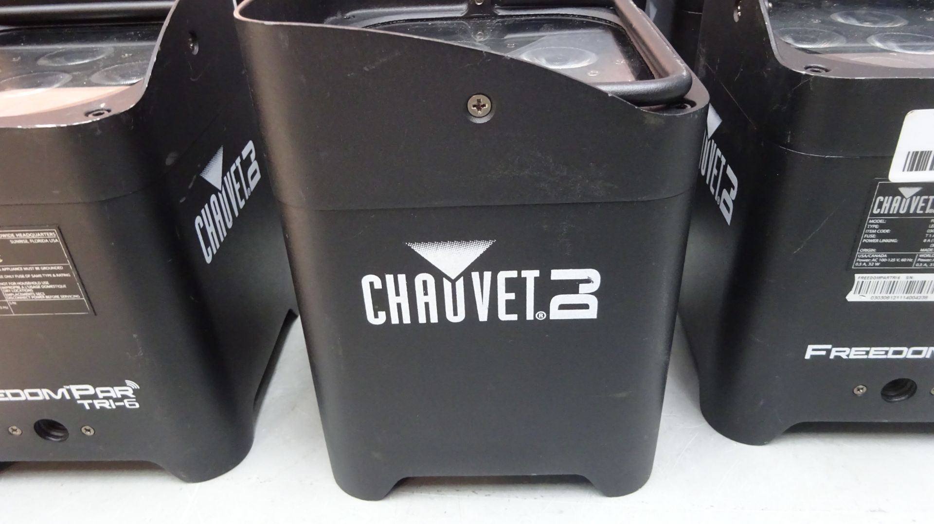 17 x Chauvet Freedom Par Tri-6 LED Battery Uplighters RGB Wireless or DMX 3 Pin c/w Flight Case & - Image 4 of 14