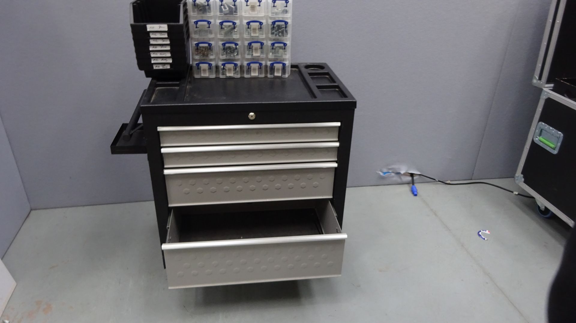 Portable Tool Box on Wheels, 16 Plastic Tidy Screw Organiser Boxes, Selction of Nuts & bolts for - Image 4 of 4