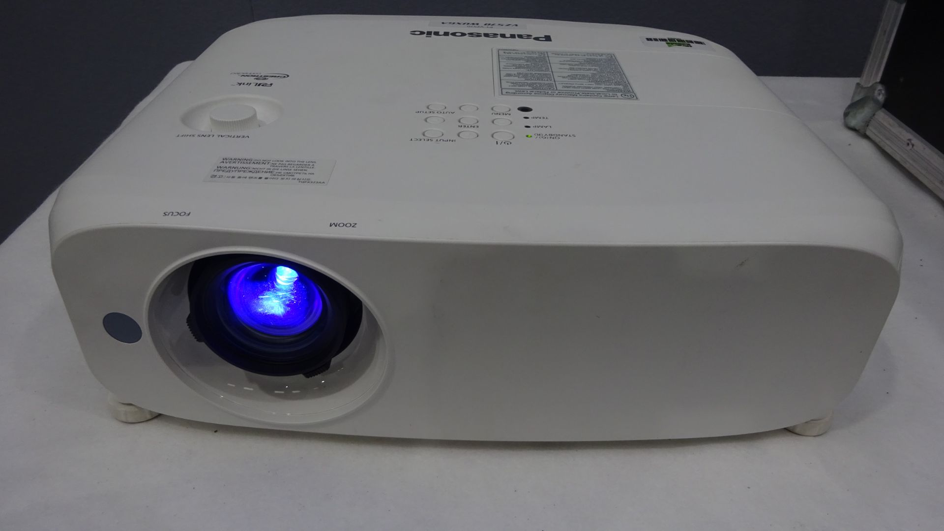 Panasonic PT-VZ570 WUXGA 4800 Lumens LCD Video Projector Running time ONLY 497 hrs and the lamp tim