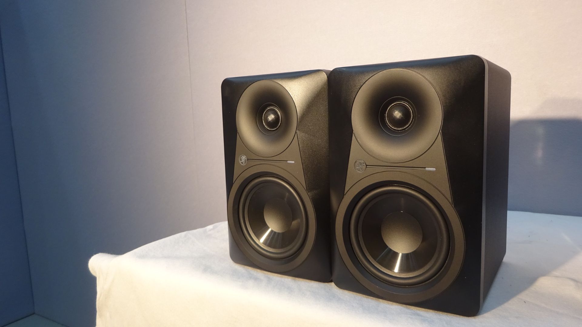 2 x MR524 Powered Studio Monitor Speaker c/w 2 Flights Cases VERY LITTLE USE