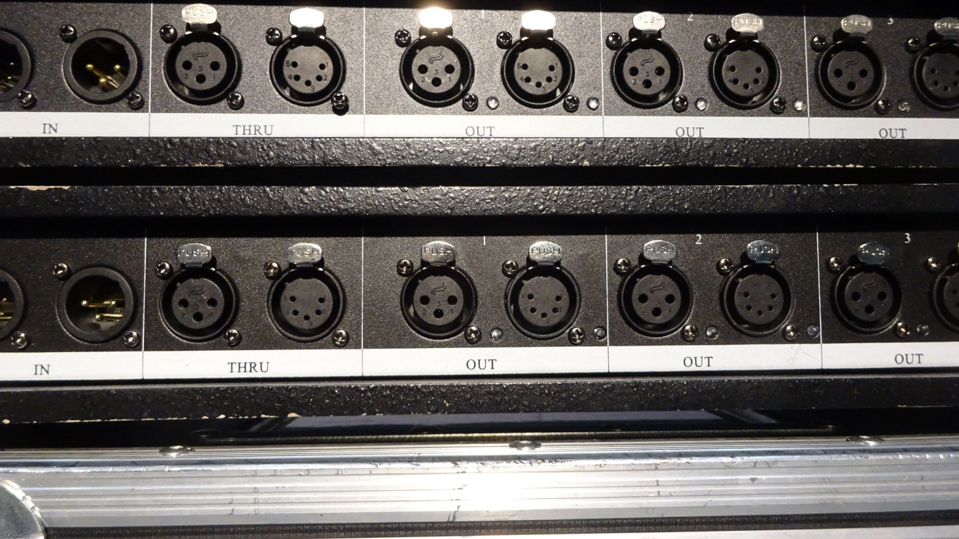 2 x Chauvet DMX Buffer Data Stream 4 1 in 4 out 3pin or 5pin c/w mains lead & Flight Case - Image 3 of 7
