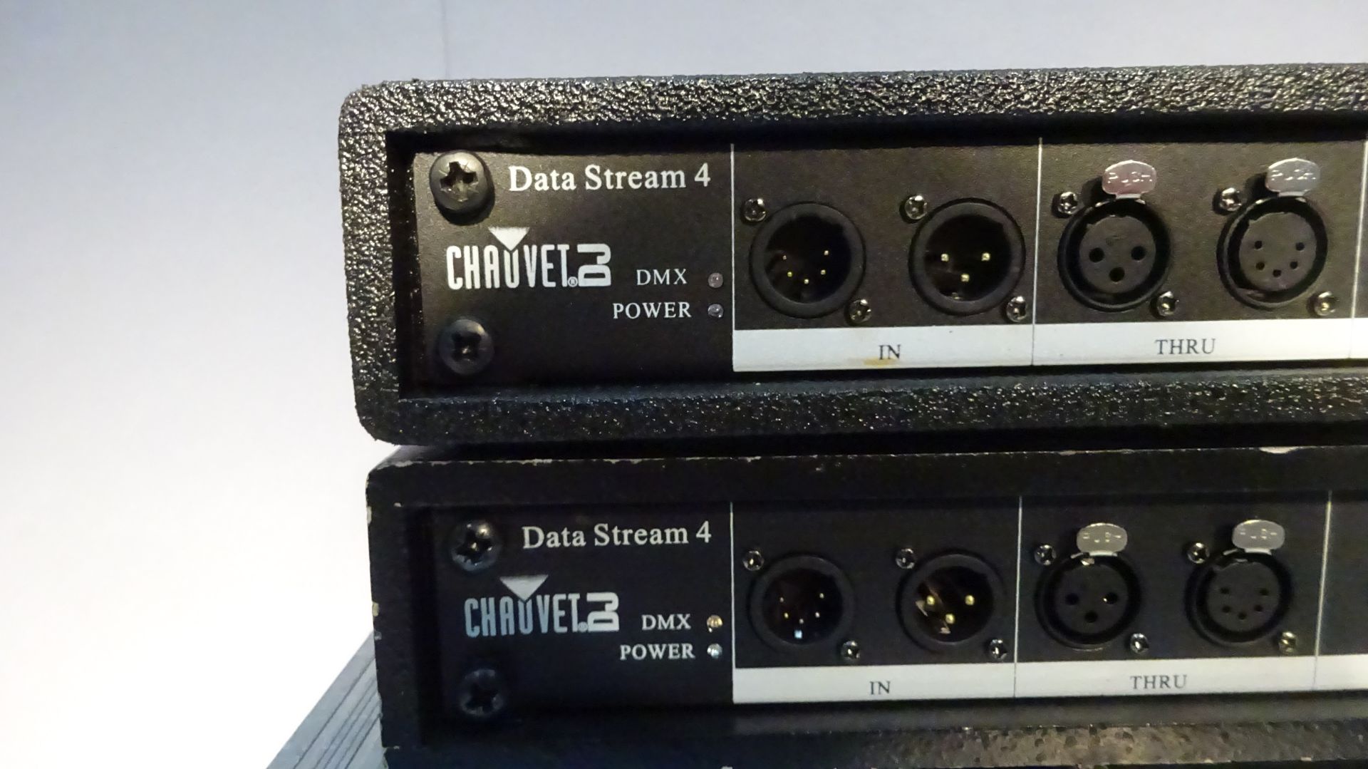 2 x Chauvet DMX Buffer Data Stream 4 1 in 4 out 3pin or 5pin c/w mains lead & Flight Case - Image 2 of 8