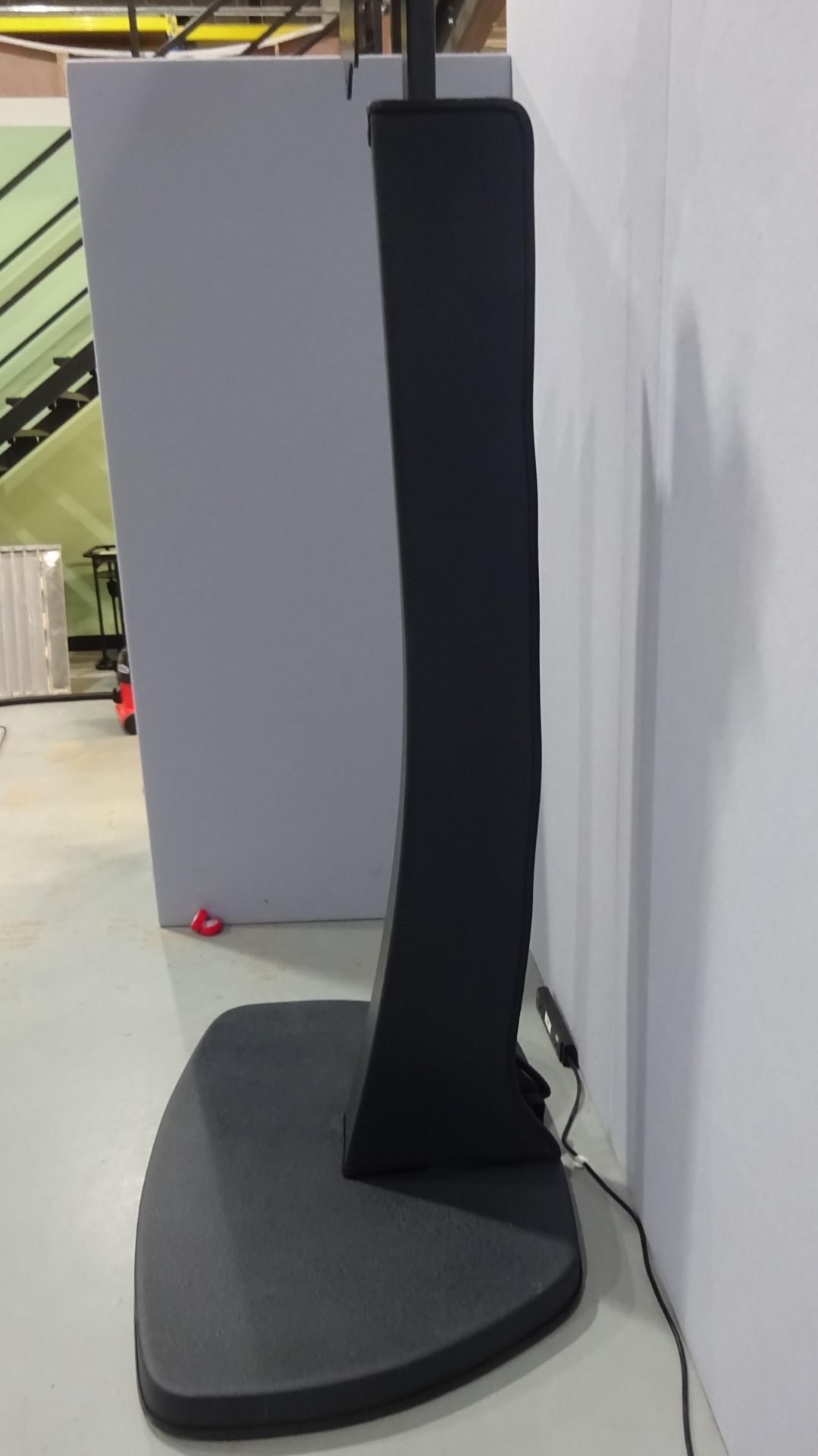 Heavy Duty Stand for 75" Plasma Screens "A Screen Stalk" Giant display lift ONLY USED ONCE Serial No - Image 2 of 6