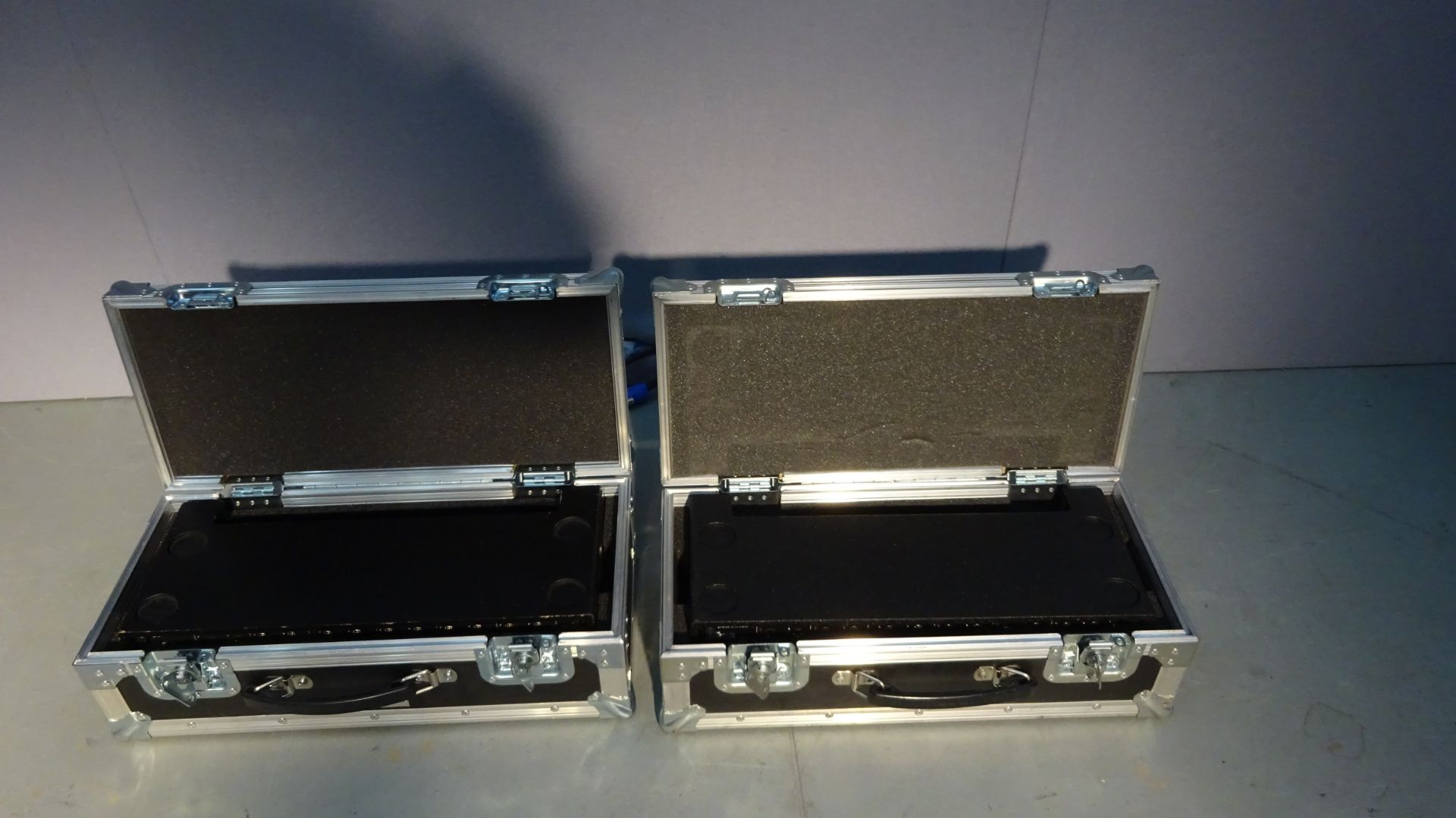 2 x Chauvet DMX Buffer Data Stream 4 1 in 4 out 3pin or 5pin c/w mains lead & Flight Case - Image 7 of 8