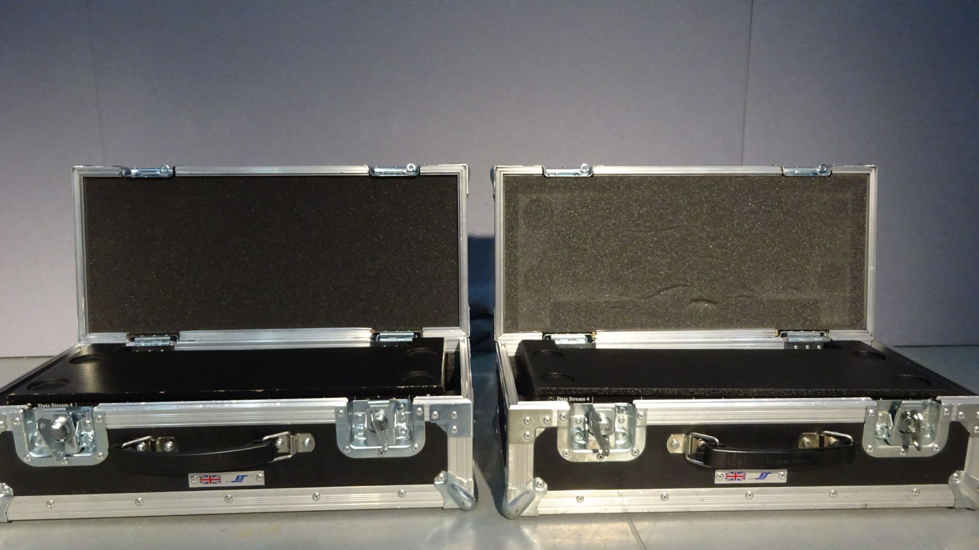 2 x Chauvet DMX Buffer Data Stream 4 1 in 4 out 3pin or 5pin c/w mains lead & Flight Case - Image 6 of 8