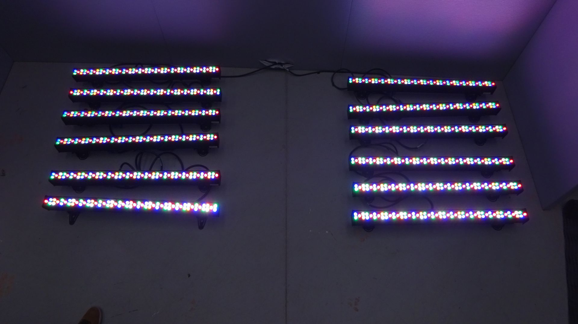 12 x Chauvet LED RGBA COLORado Battons 72 Tour Lights c/w Flight Case - Image 3 of 22