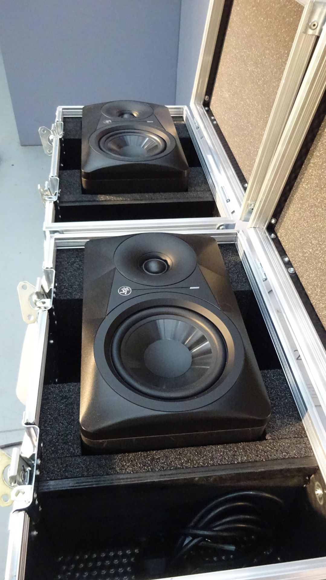 2 x MR524 Powered Studio Monitor Speaker c/w 2 Flights Cases VERY LITTLE USE - Image 8 of 11