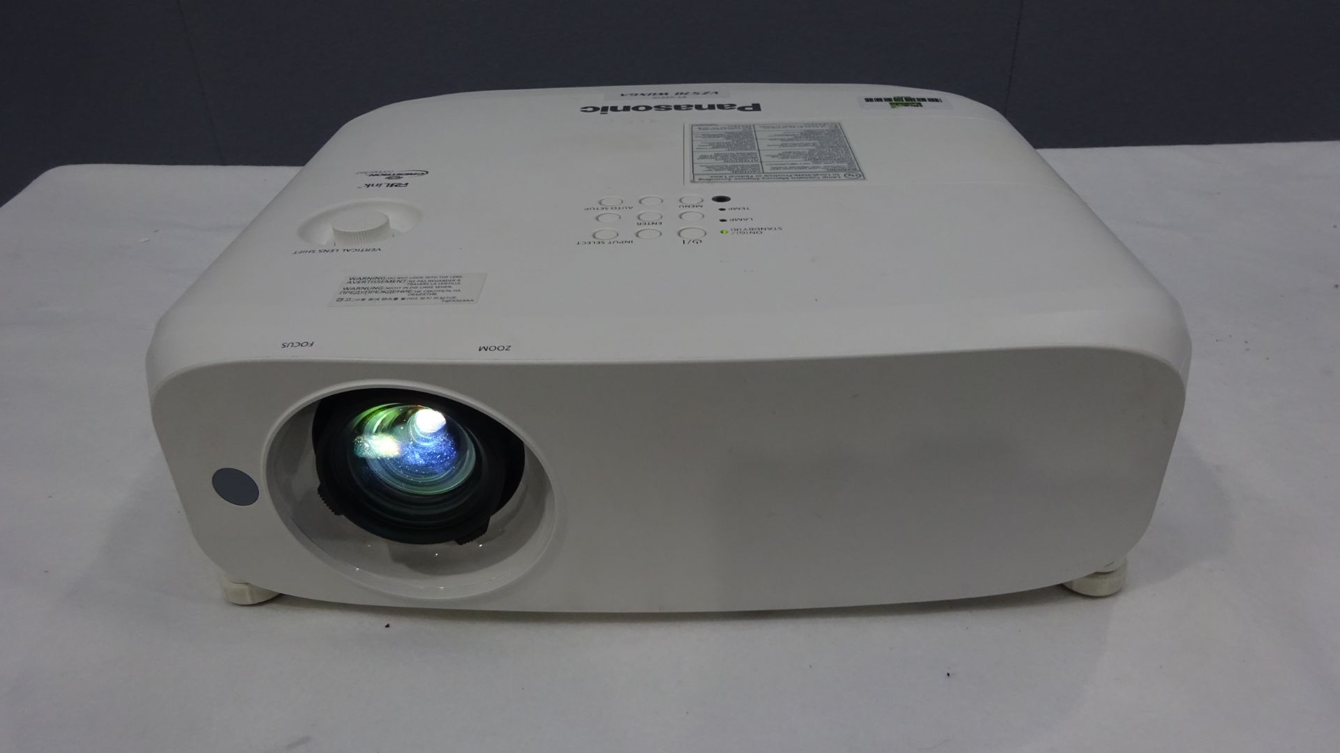 Panasonic PT-VZ570 WUXGA 4800 Lumens LCD Projector Running time ONLY 746 hrs and the lamp time ONLY