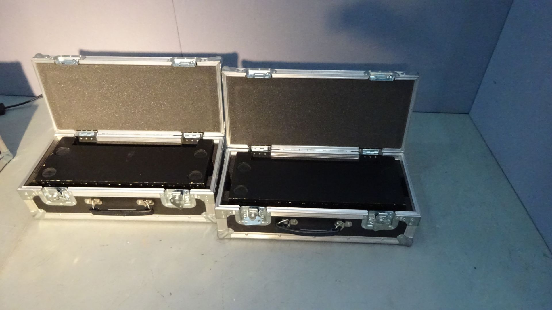 2 x Chauvet DMX Buffer Data Stream 4 1 in 4 out 3pin or 5pin c/w mains lead & Flight Case - Image 5 of 7