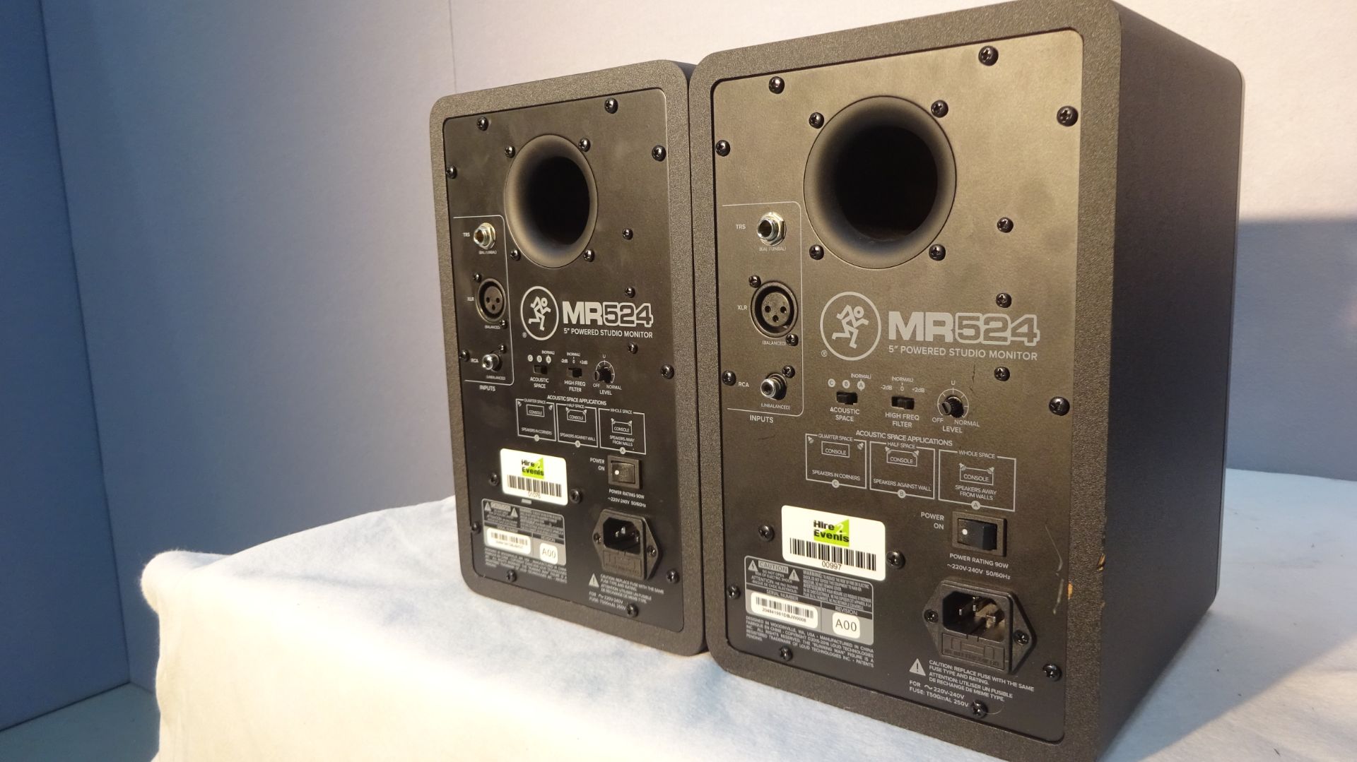 2 x MR524 Powered Studio Monitor Speaker c/w 2 Flights Cases VERY LITTLE USE - Image 4 of 11