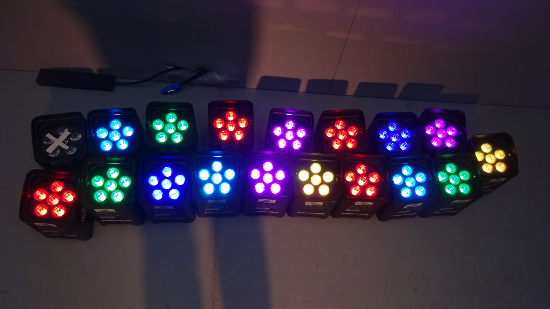 17 x Chauvet Freedom Par Tri-6 LED Battery Uplighters RGB Wireless or DMX 3 Pin c/w Flight Case & - Image 8 of 14