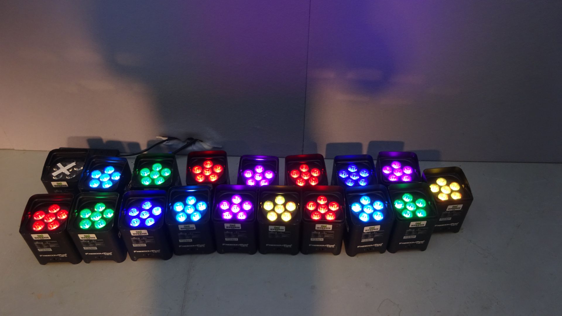 17 x Chauvet Freedom Par Tri-6 LED Battery Uplighters RGB Wireless or DMX 3 Pin c/w Flight Case & - Image 7 of 14