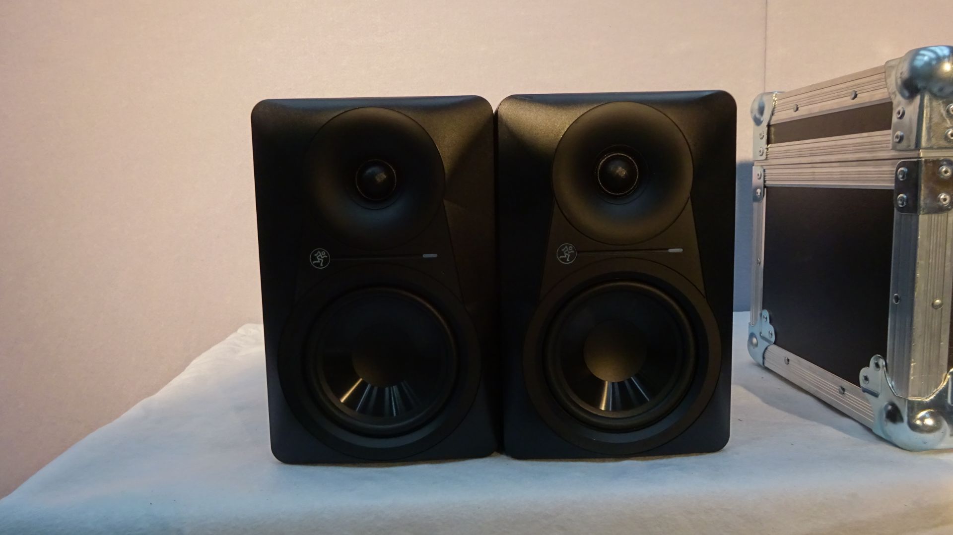 2 x MR524 Powered Studio Monitor Speaker c/w 2 Flights Cases VERY LITTLE USE - Image 3 of 11