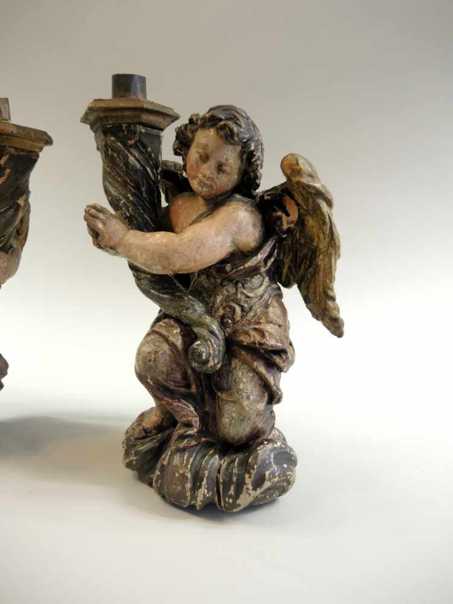 Alter Engel-LeuchterHolz geschnitzt, geschnitzt und farbig gefasst. Auf Wolken kniende Engel, - Bild 3 aus 4