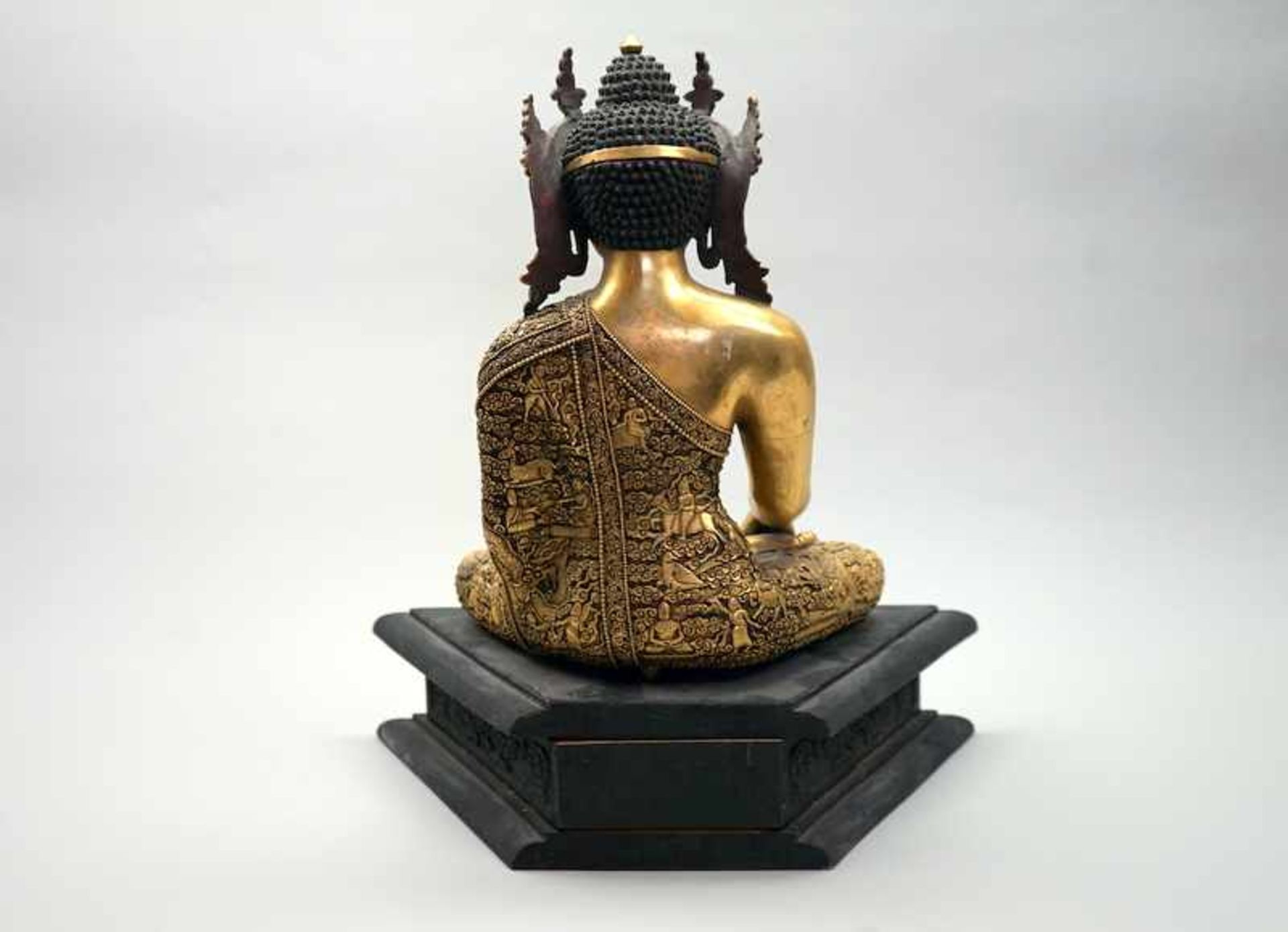 Sitzender Shakyamuni BuddhaBronze, vergoldet. Auf Holz-Sockel sitzender Buddha in meditativer - Bild 8 aus 8