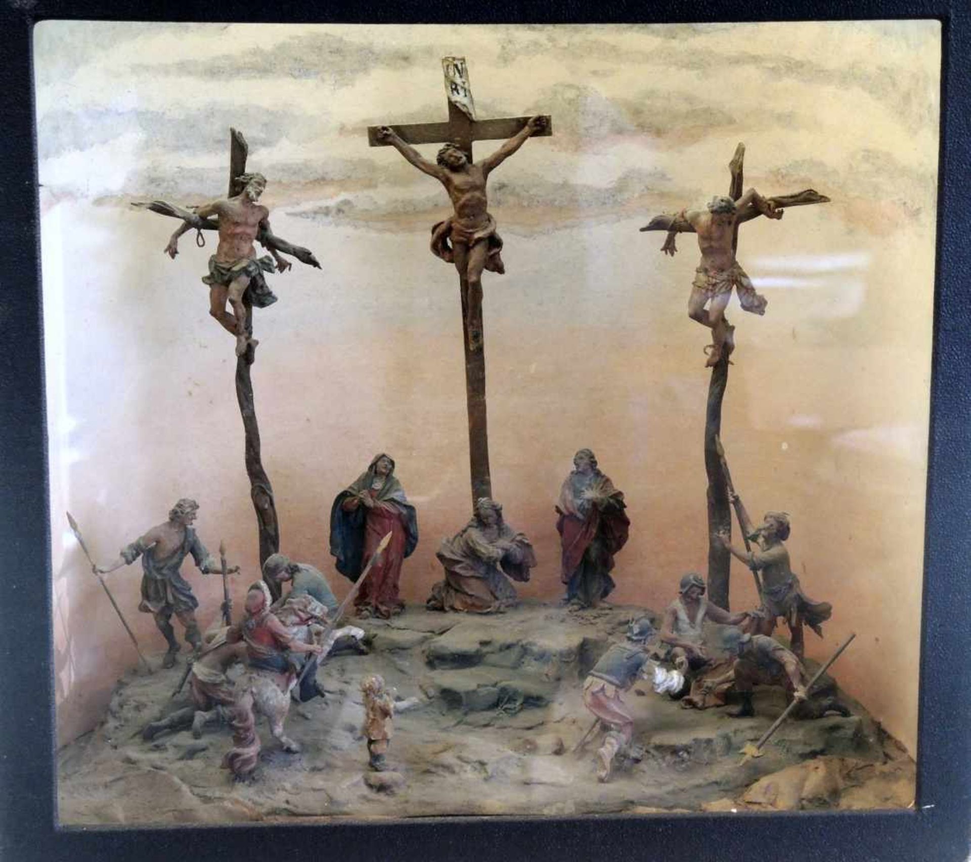 Schaukasten - Biblische DarstellungVerglaster Schaukasten mit Darstellung der Kreuzigung Christi. - Image 3 of 3