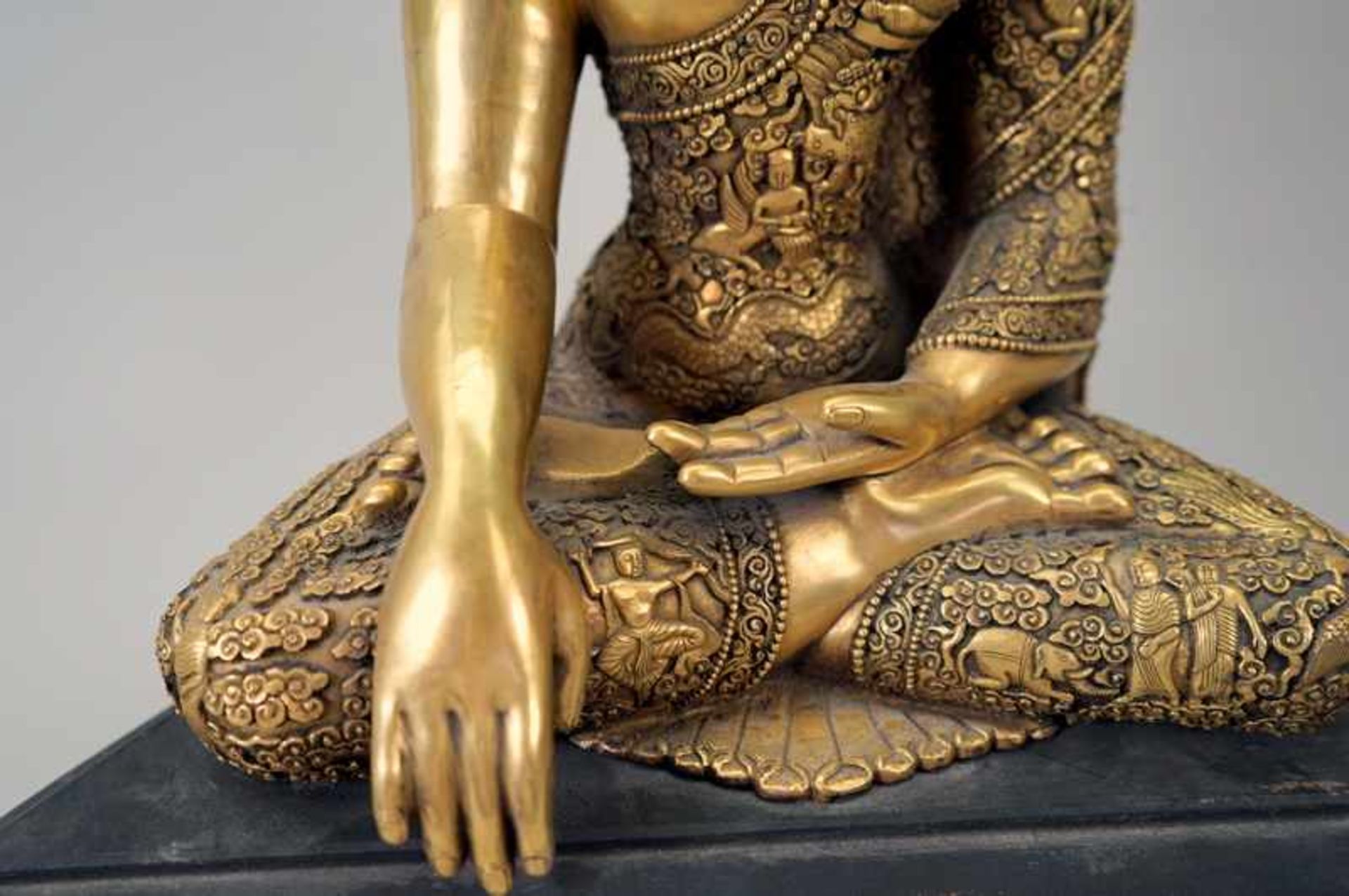 Sitzender Shakyamuni BuddhaBronze, vergoldet. Auf Holz-Sockel sitzender Buddha in meditativer - Bild 6 aus 8