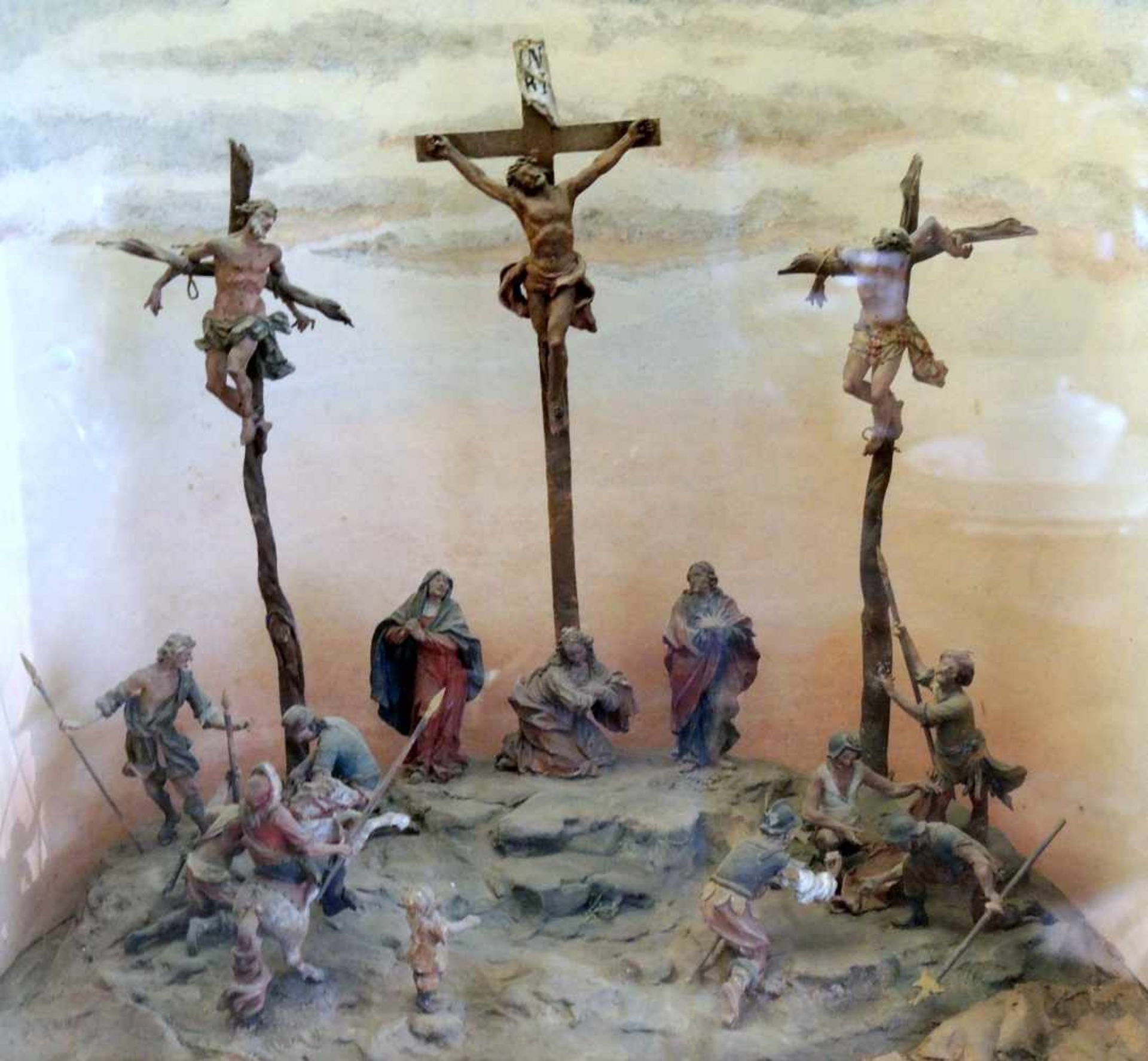 Schaukasten - Biblische DarstellungVerglaster Schaukasten mit Darstellung der Kreuzigung Christi.