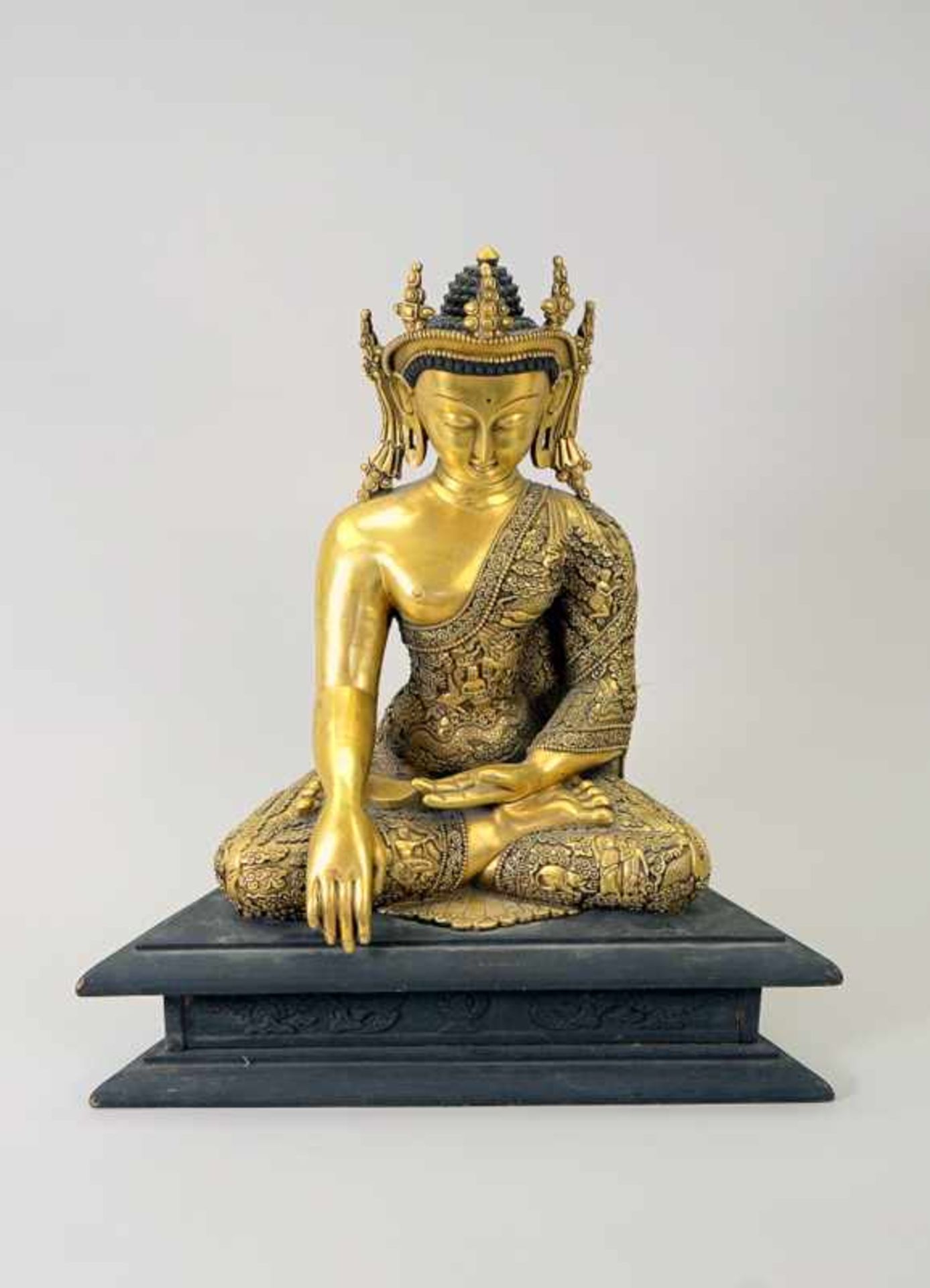 Sitzender Shakyamuni BuddhaBronze, vergoldet. Auf Holz-Sockel sitzender Buddha in meditativer