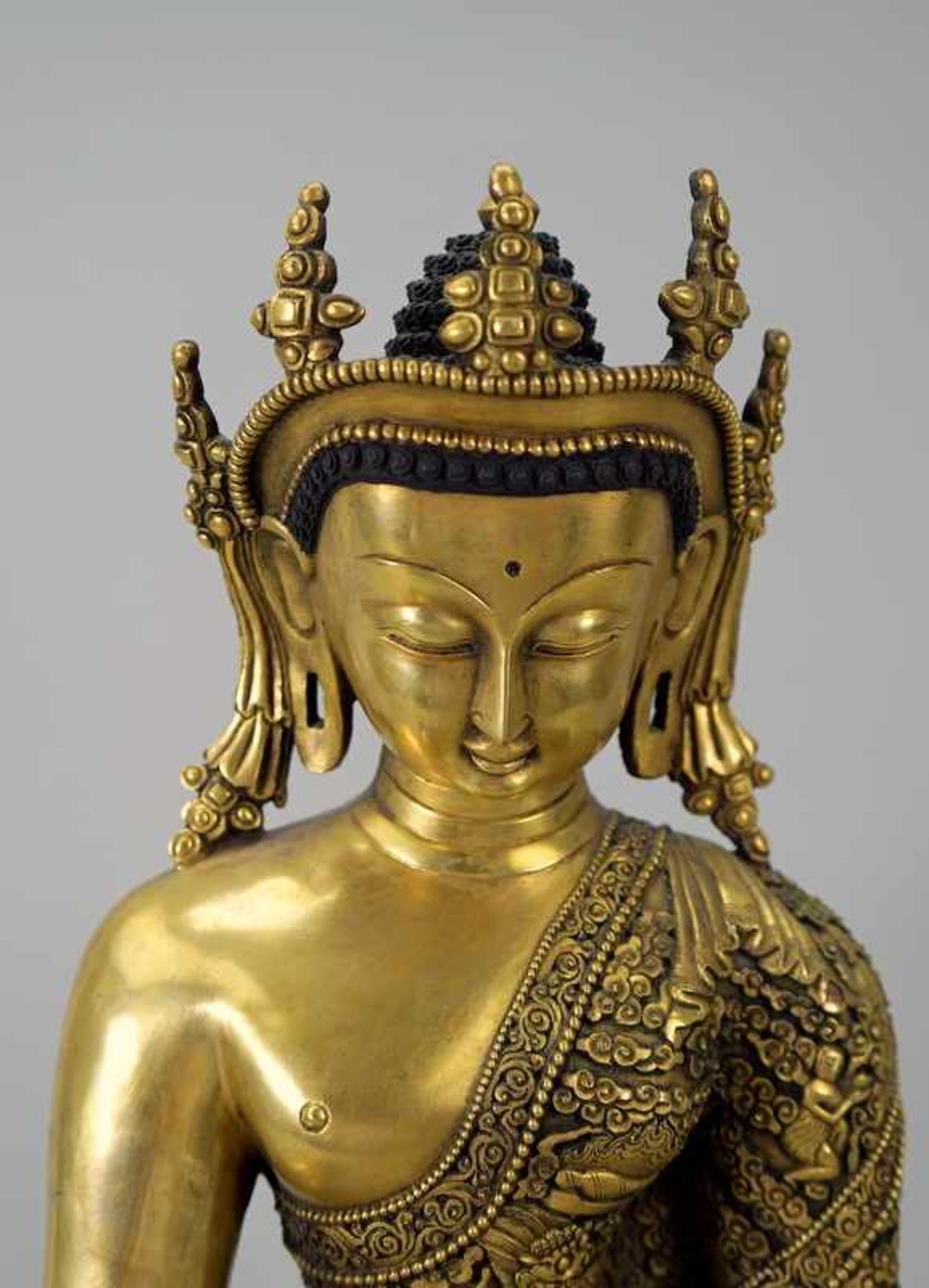 Sitzender Shakyamuni BuddhaBronze, vergoldet. Auf Holz-Sockel sitzender Buddha in meditativer - Bild 3 aus 8