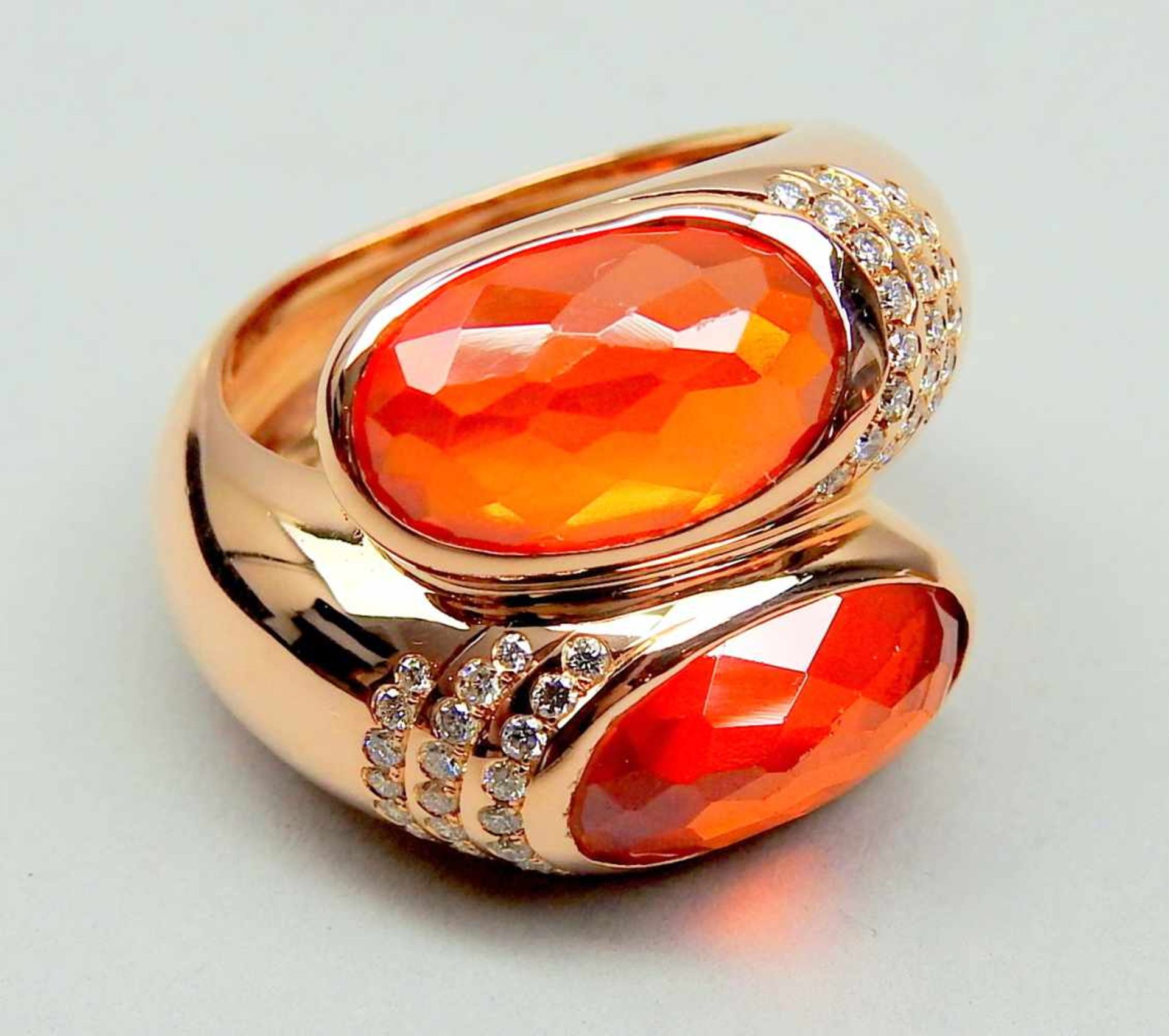 Großer Granat-Ring18 K. Roségold mit zwei Hauptsteinen aus Mandarin-Granat. Signiert mit