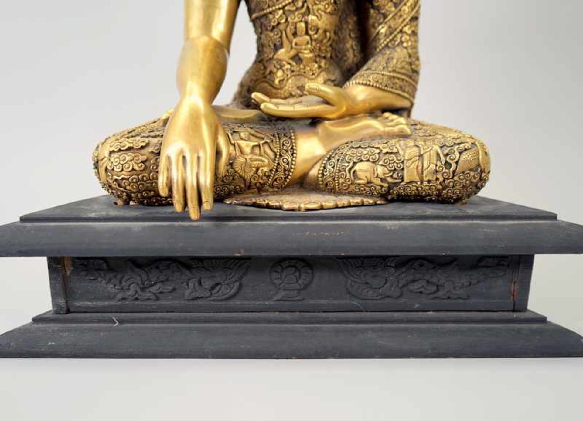 Sitzender Shakyamuni BuddhaBronze, vergoldet. Auf Holz-Sockel sitzender Buddha in meditativer - Bild 5 aus 8