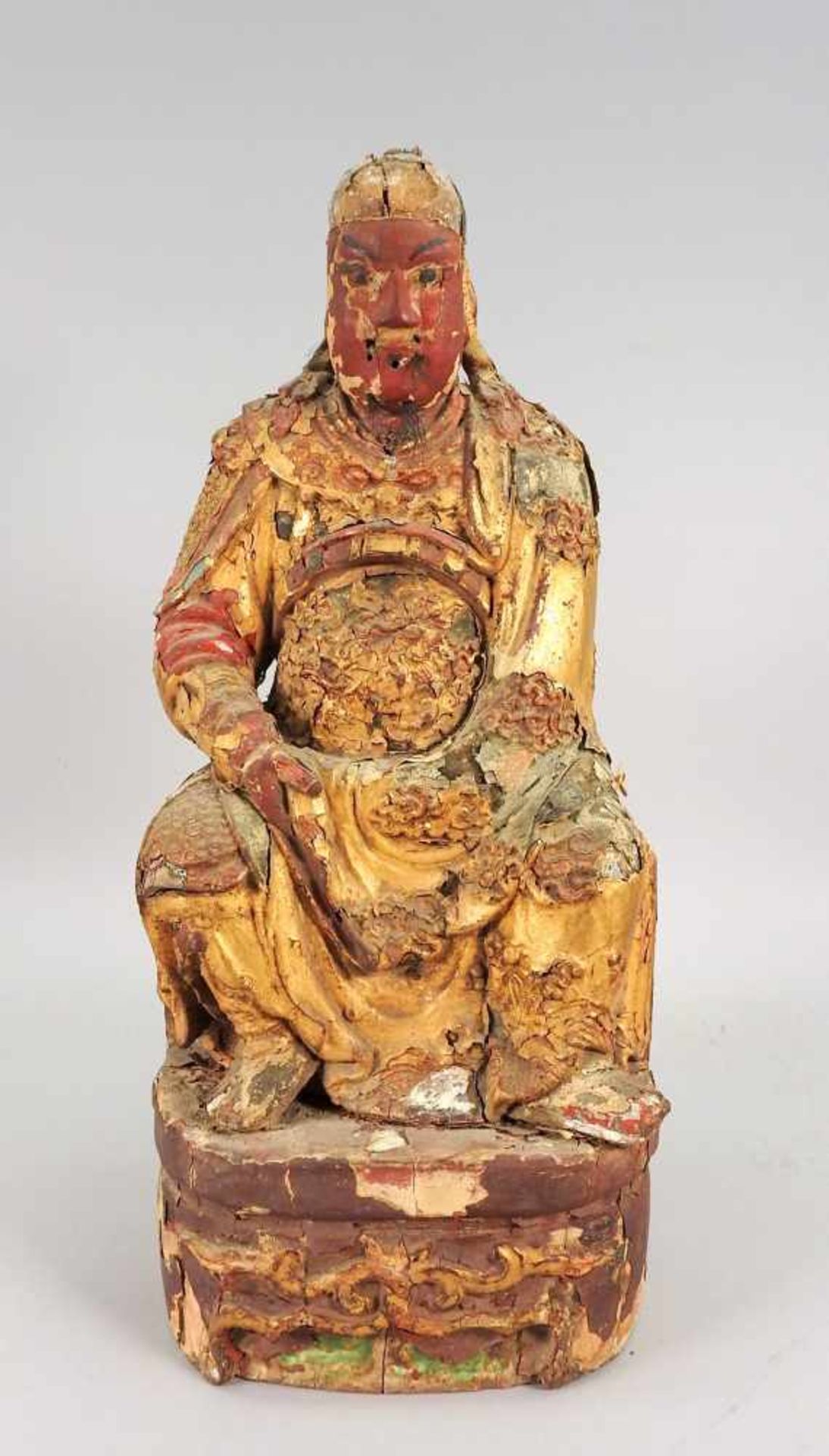 Chinesische KaiserfigurHolzgeschnitzt, polychrom bemalt. Thronender Kaiser mit rot-gold-farbener