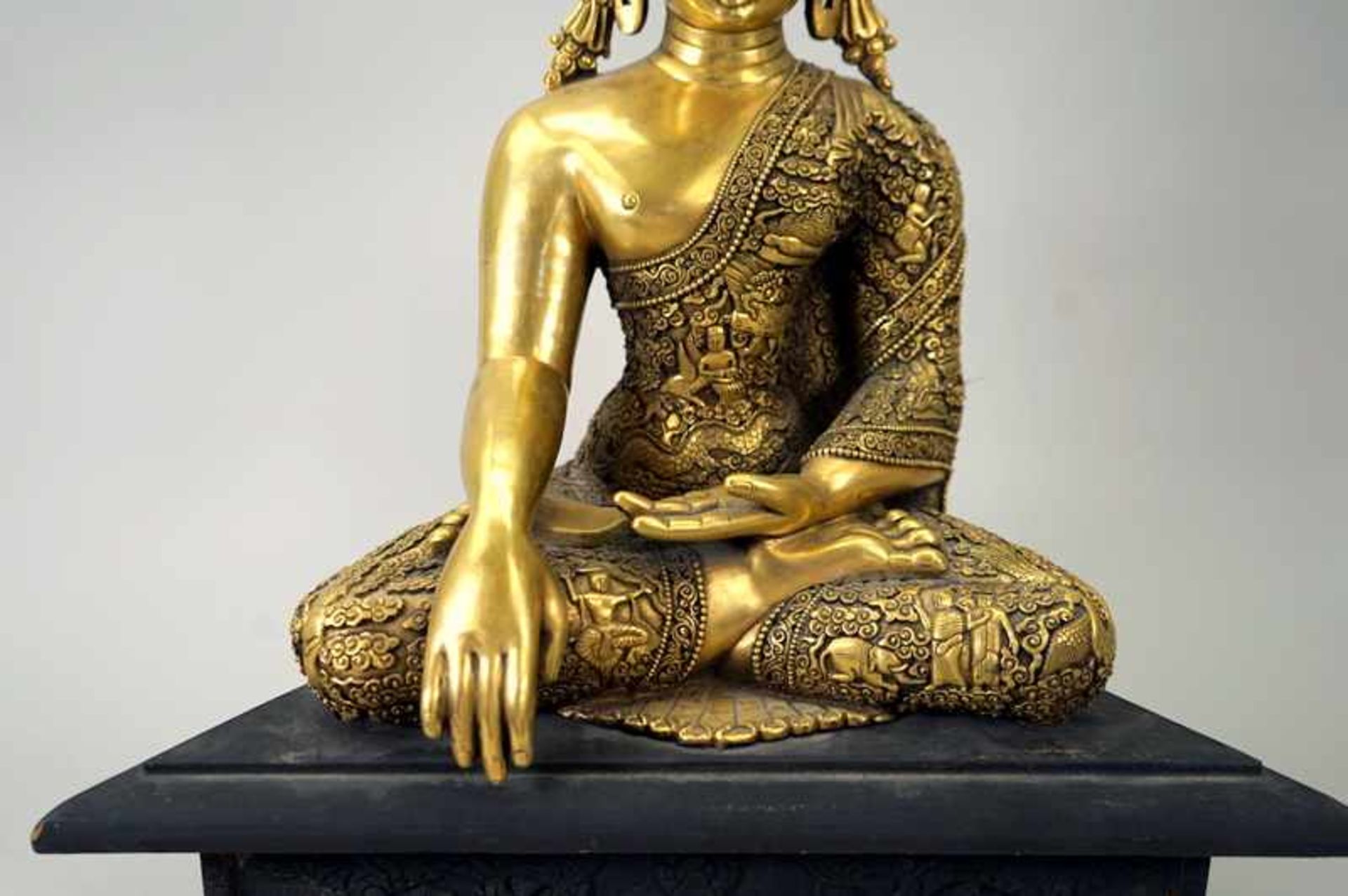 Sitzender Shakyamuni BuddhaBronze, vergoldet. Auf Holz-Sockel sitzender Buddha in meditativer - Bild 4 aus 8