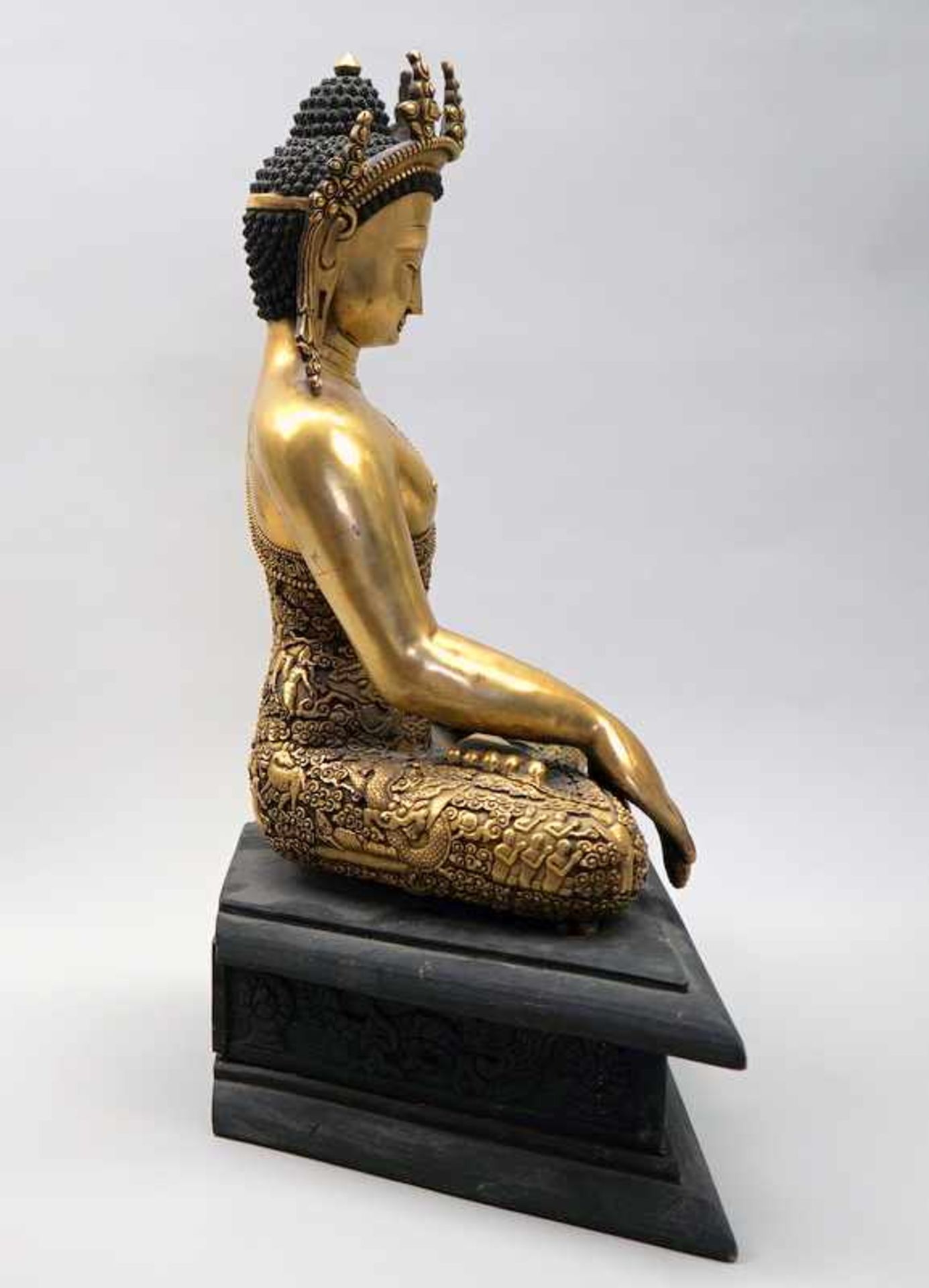 Sitzender Shakyamuni BuddhaBronze, vergoldet. Auf Holz-Sockel sitzender Buddha in meditativer - Bild 7 aus 8