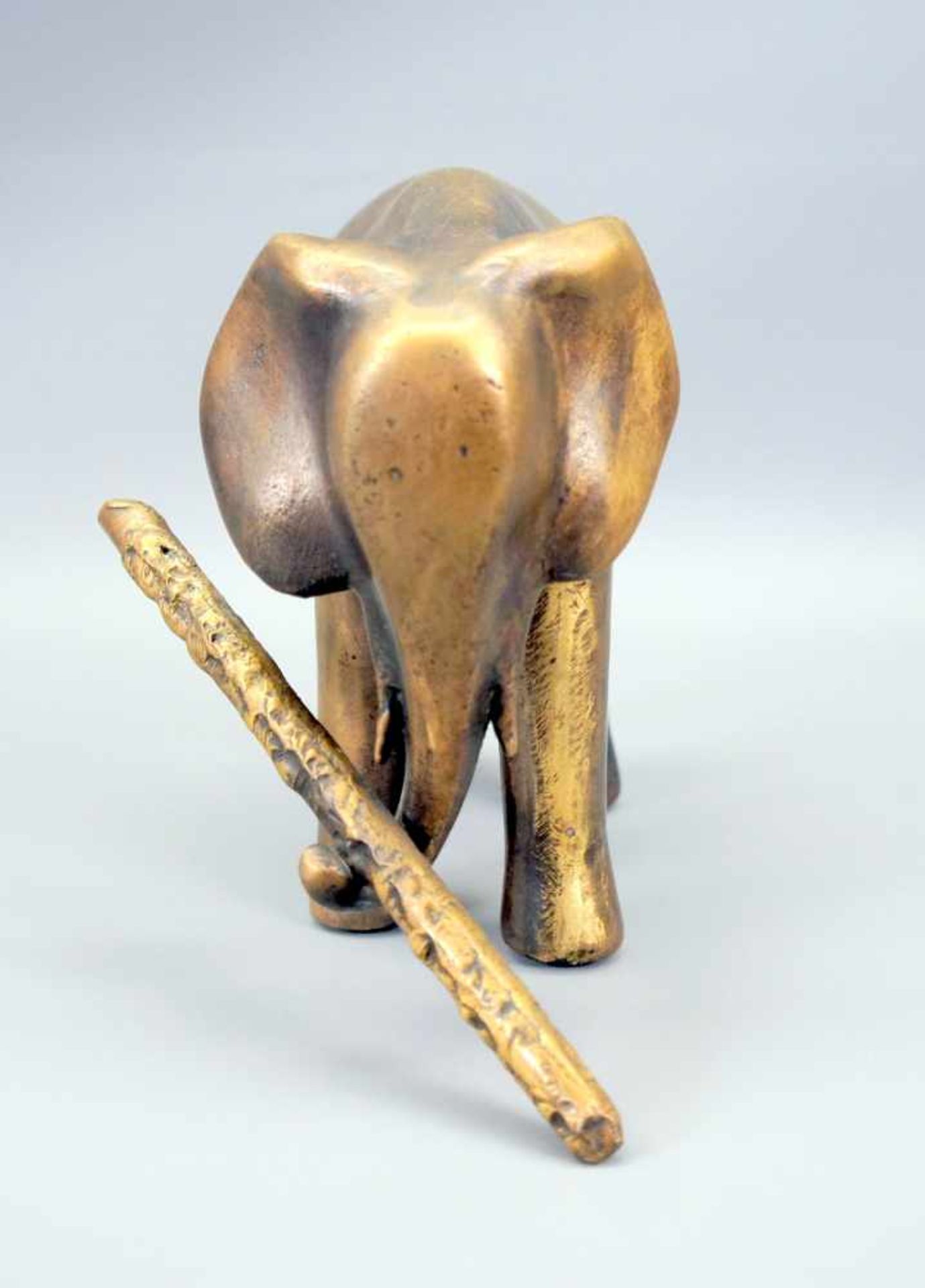 Elefant mit AstBronze, goldbraun patiniert. Vereinfacht dargestellter Elefant, einen Ast mit - Image 2 of 4