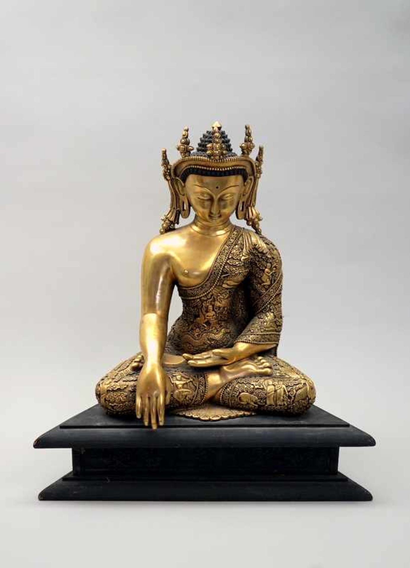 Sitzender Shakyamuni BuddhaBronze, vergoldet. Auf Holz-Sockel sitzender Buddha in meditativer - Bild 2 aus 8