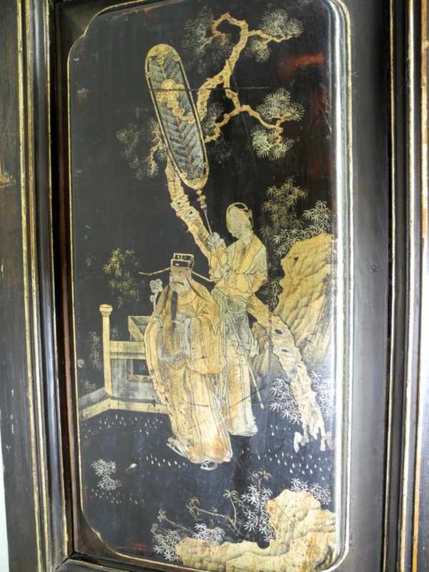 Chinesische TürHolz geschnitzt, teils gold gefasst, Lackmalerei. Altersbedingte gute Erhaltung mit - Bild 3 aus 3