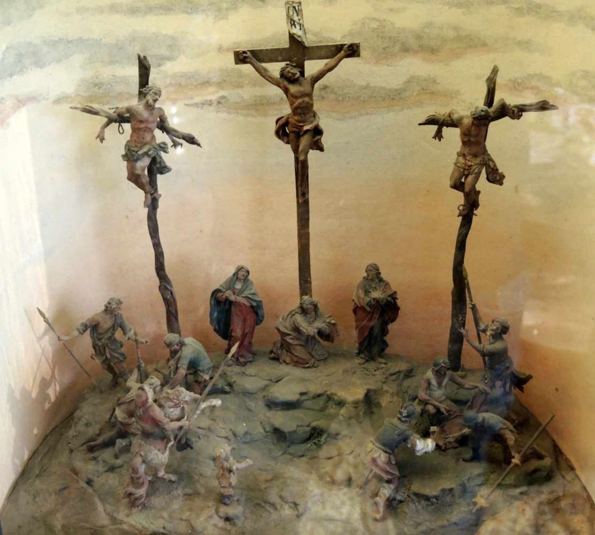 Schaukasten - Biblische DarstellungVerglaster Schaukasten mit Darstellung der Kreuzigung Christi. - Image 2 of 3