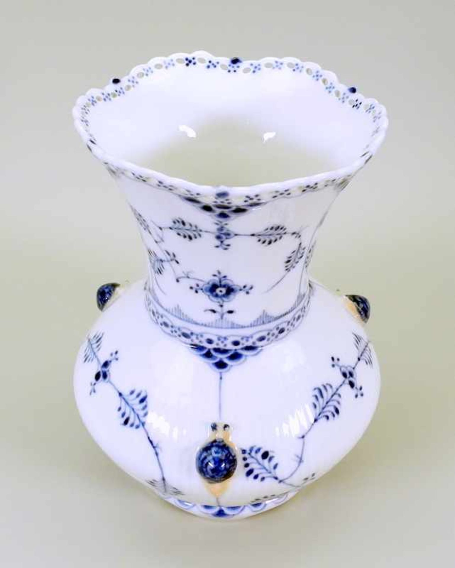 Royal Copenhagen, "Musselmalet Halbspitz" Bauchige VasePorzellan, am Boden mit drei blauen Wellen, - Bild 2 aus 2