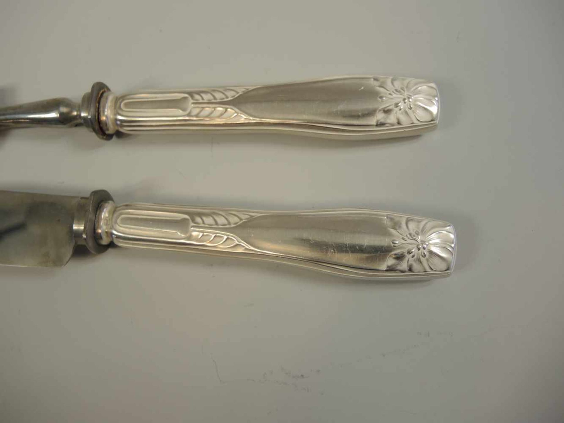 Jugendstil-TranchierbesteckSilber plated/Stahl, am Kropf punziert. Elegantes Jugendstil- - Bild 2 aus 2