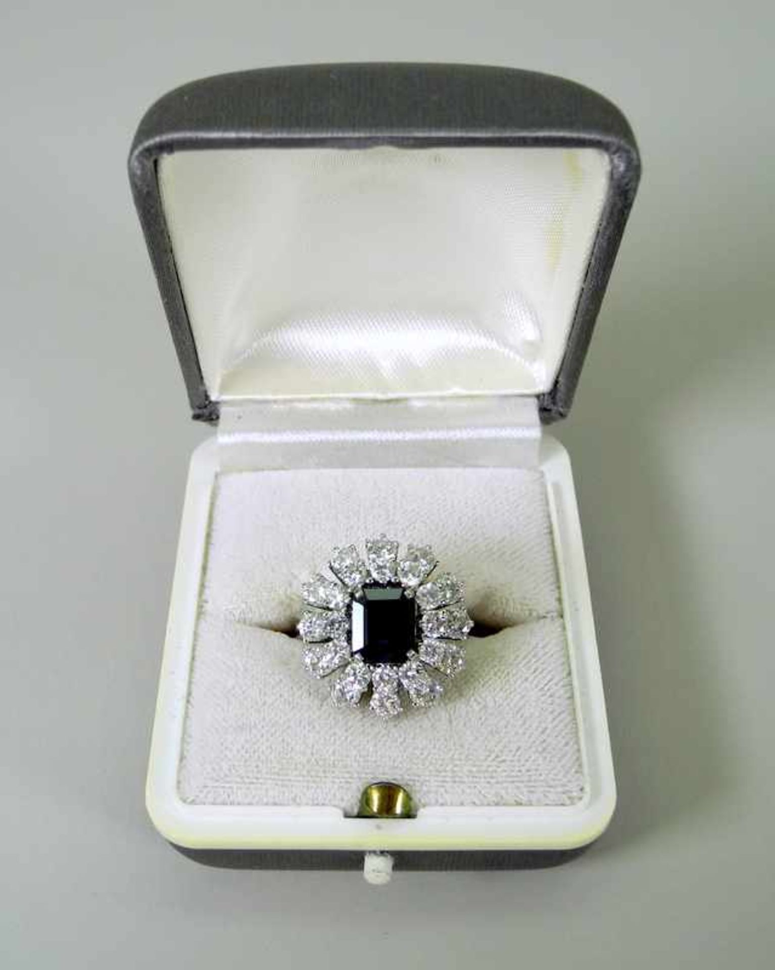 Außergewöhnlicher Saphir-Diamant-RingWeißgoldener Ring mit Ceylon-Saphir-Besatz von ca. 1,5 ct. - Bild 10 aus 10
