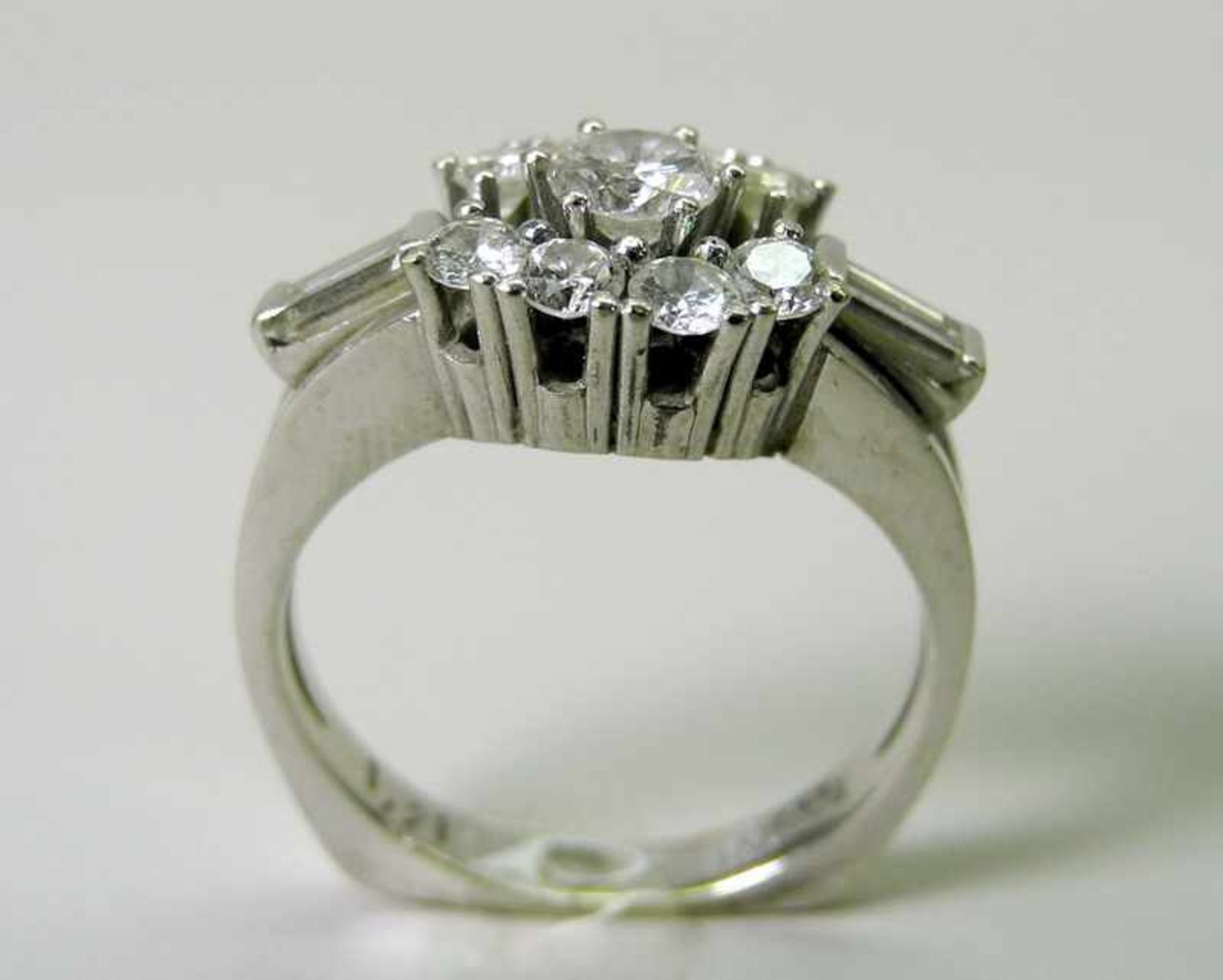 Brillant-Ring14 K. weißgoldener Ring mit einem Besatz von insgesamt 1,21 ct., in der Farbe G VSi 1/ - Bild 3 aus 7