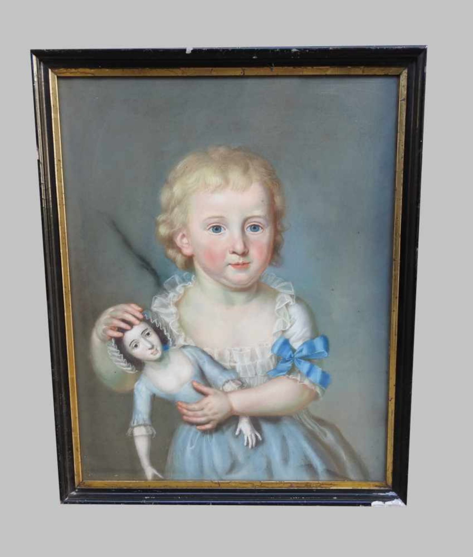 Porträt eines Mädchens mit PuppeGouache/Papier. Darstellung eines Mädchens in blauem Kleid, eine - Bild 2 aus 4