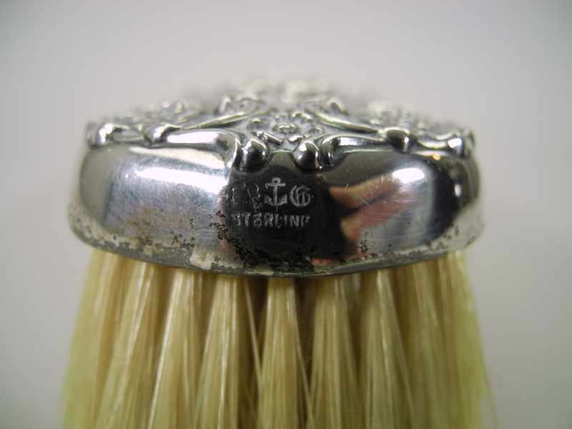 KleiderbürsteSterling Silber, am Rand mit Feingehaltsstempel "Sterling", schreitendem Löwen nach - Bild 2 aus 4